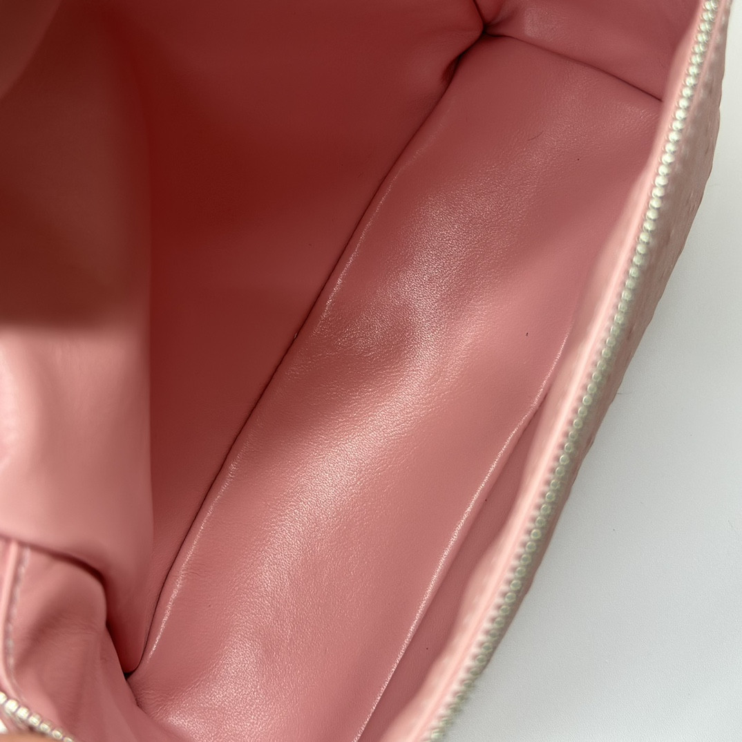 L**o p*ana Extra Pocket backpack L23.5 Ostrich-grained Leather 23 x 21 x 8 cm