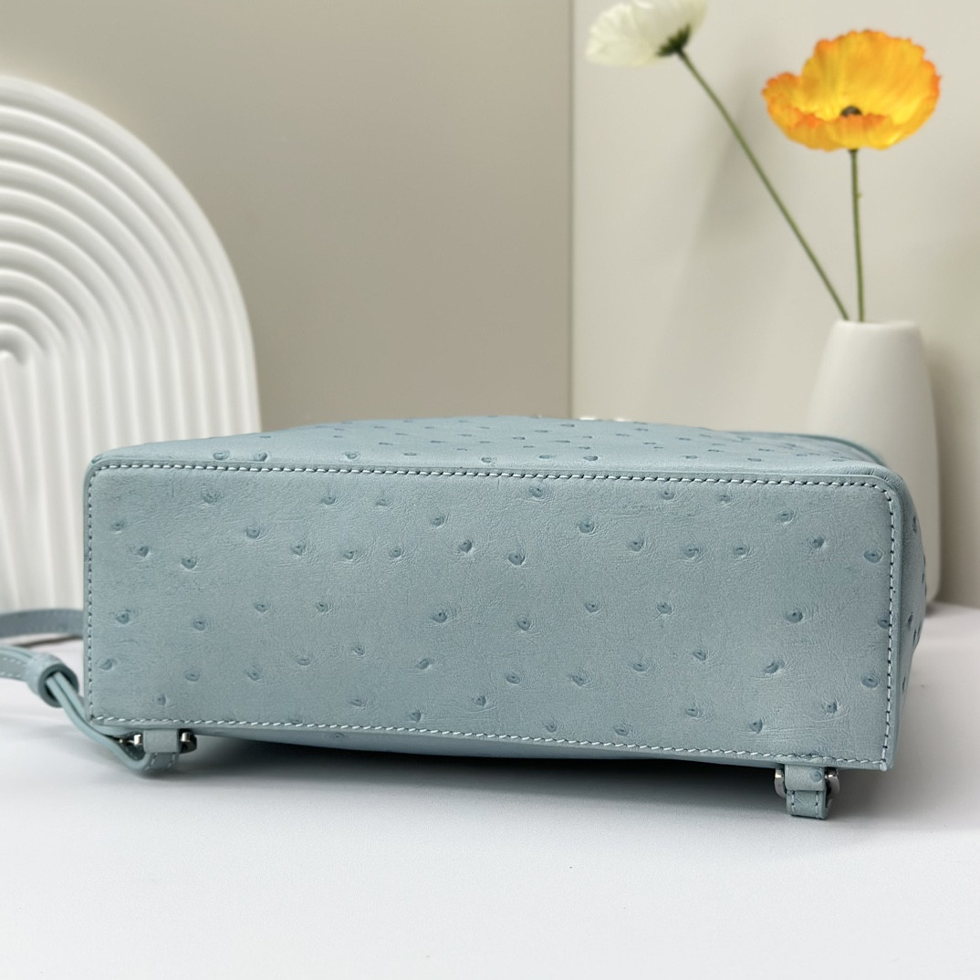 L**o p*ana Extra Pocket backpack L23.5 Ostrich-grained Leather 23 x 21 x 8 cm