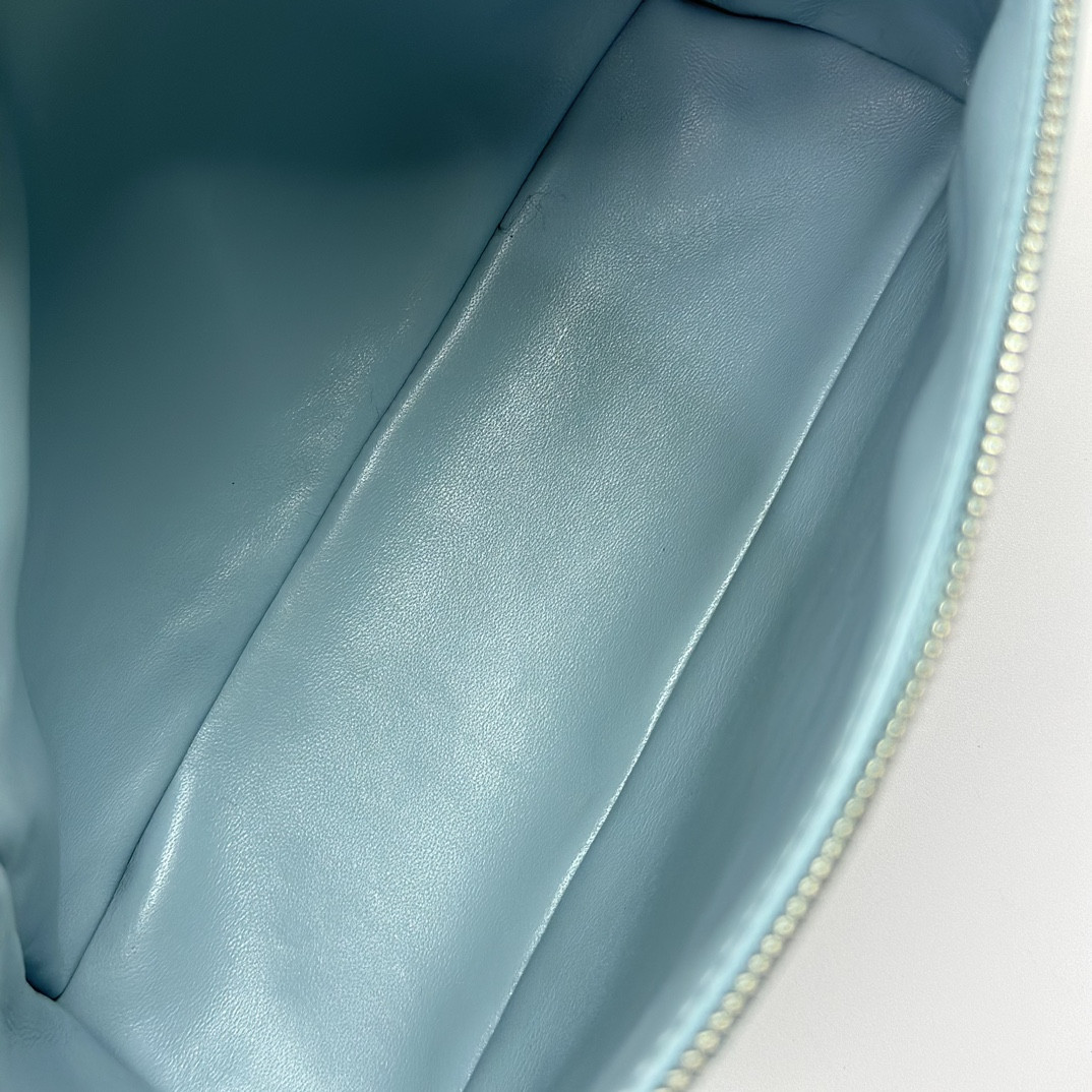 L**o p*ana Extra Pocket backpack L23.5 Ostrich-grained Leather 23 x 21 x 8 cm