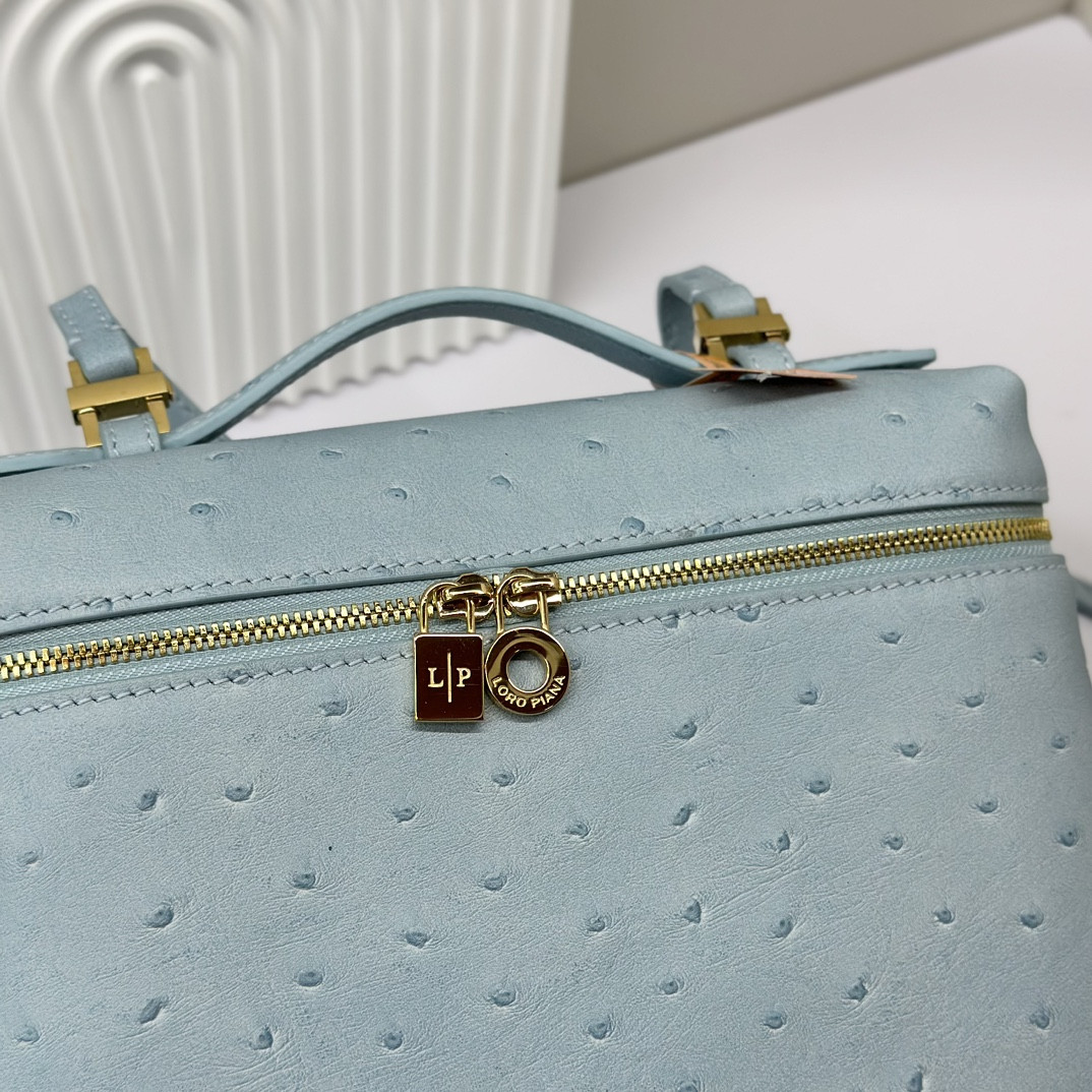 L**o p*ana Extra Pocket backpack L23.5 Ostrich-grained Leather 23 x 21 x 8 cm