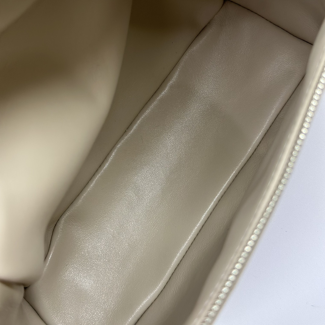 L**o p*ana Extra Pocket backpack L23.5 Ostrich-grained Leather 23 x 21 x 8 cm