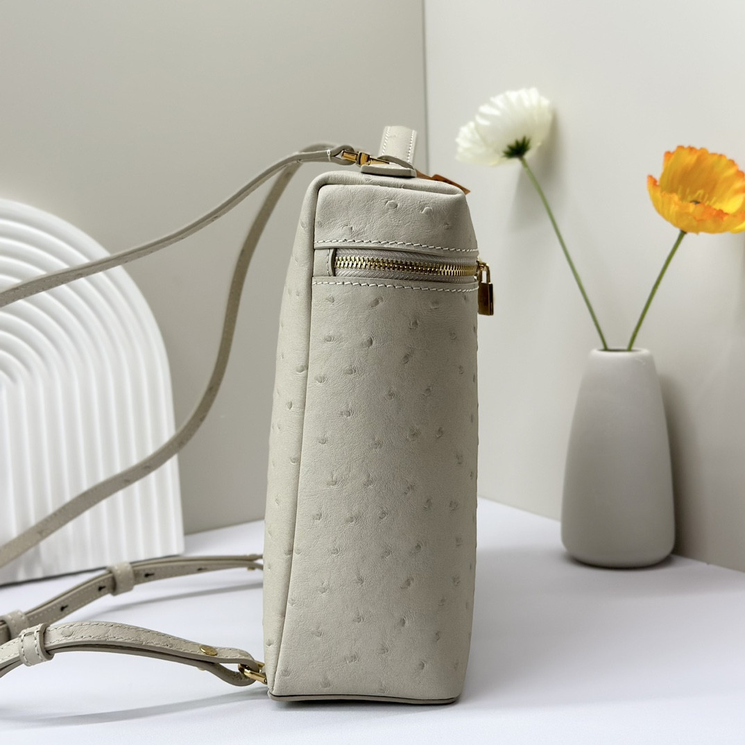 L**o p*ana Extra Pocket backpack L23.5 Ostrich-grained Leather 23 x 21 x 8 cm