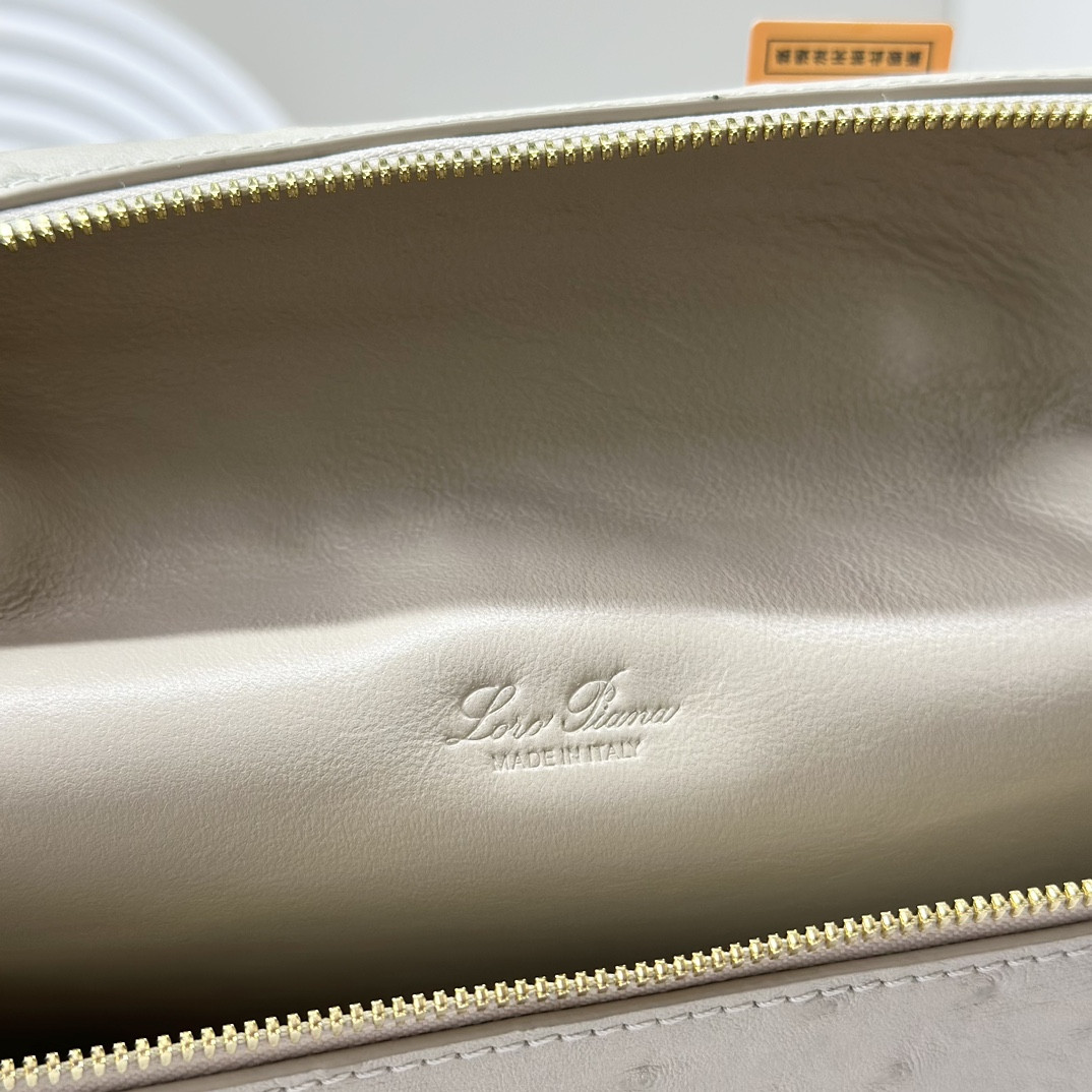 L**o p*ana Extra Pocket backpack L23.5 Ostrich-grained Leather 23 x 21 x 8 cm