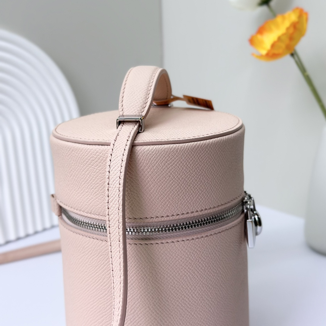 L**o p*ana Extra Case Textured Calfskin 12 x16 x12cm