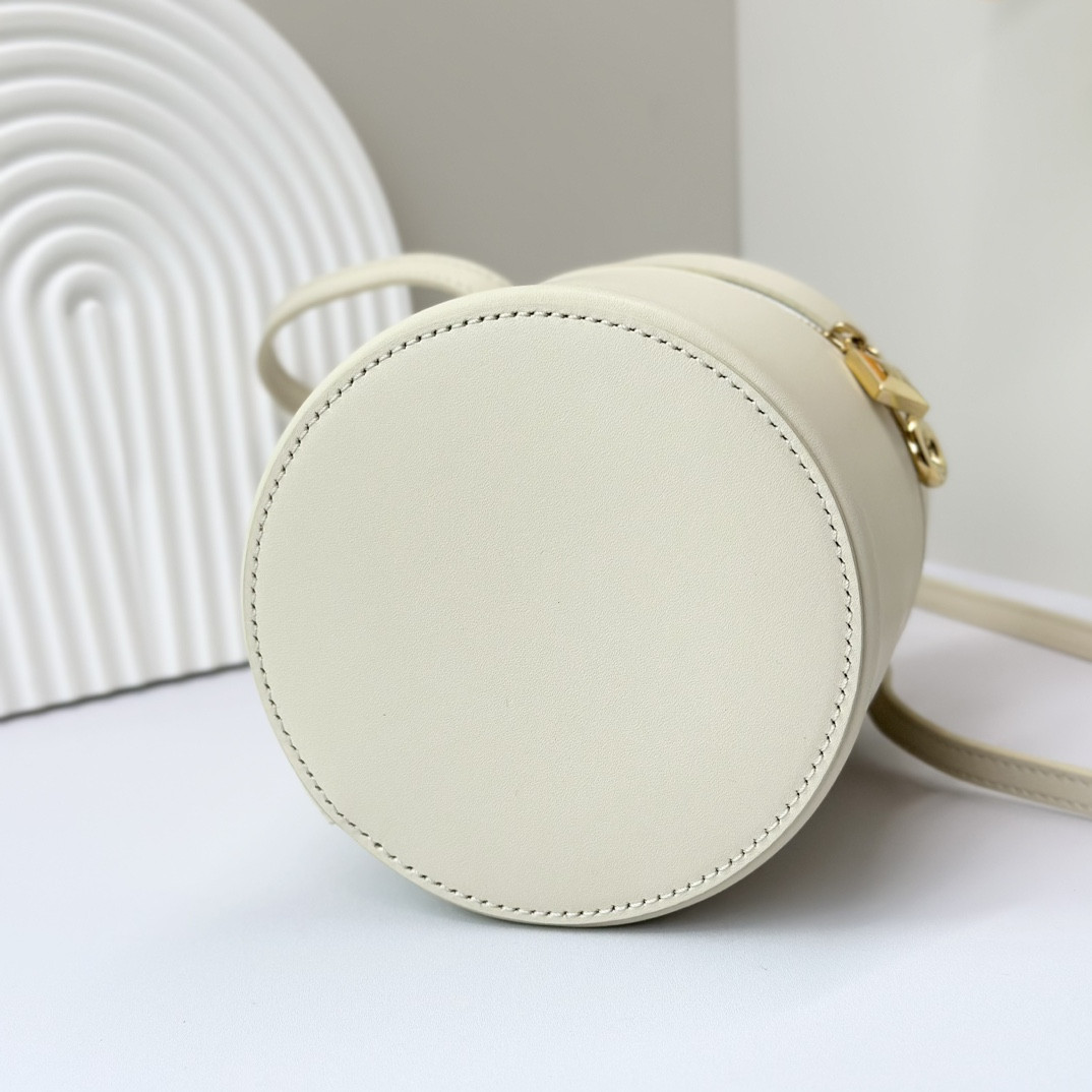 L**o p*ana Extra Case Smooth Calfskin 12 x16 x12cm