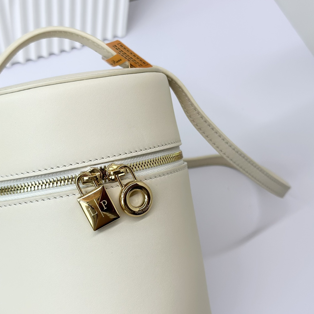 L**o p*ana Extra Case Smooth Calfskin 12 x16 x12cm