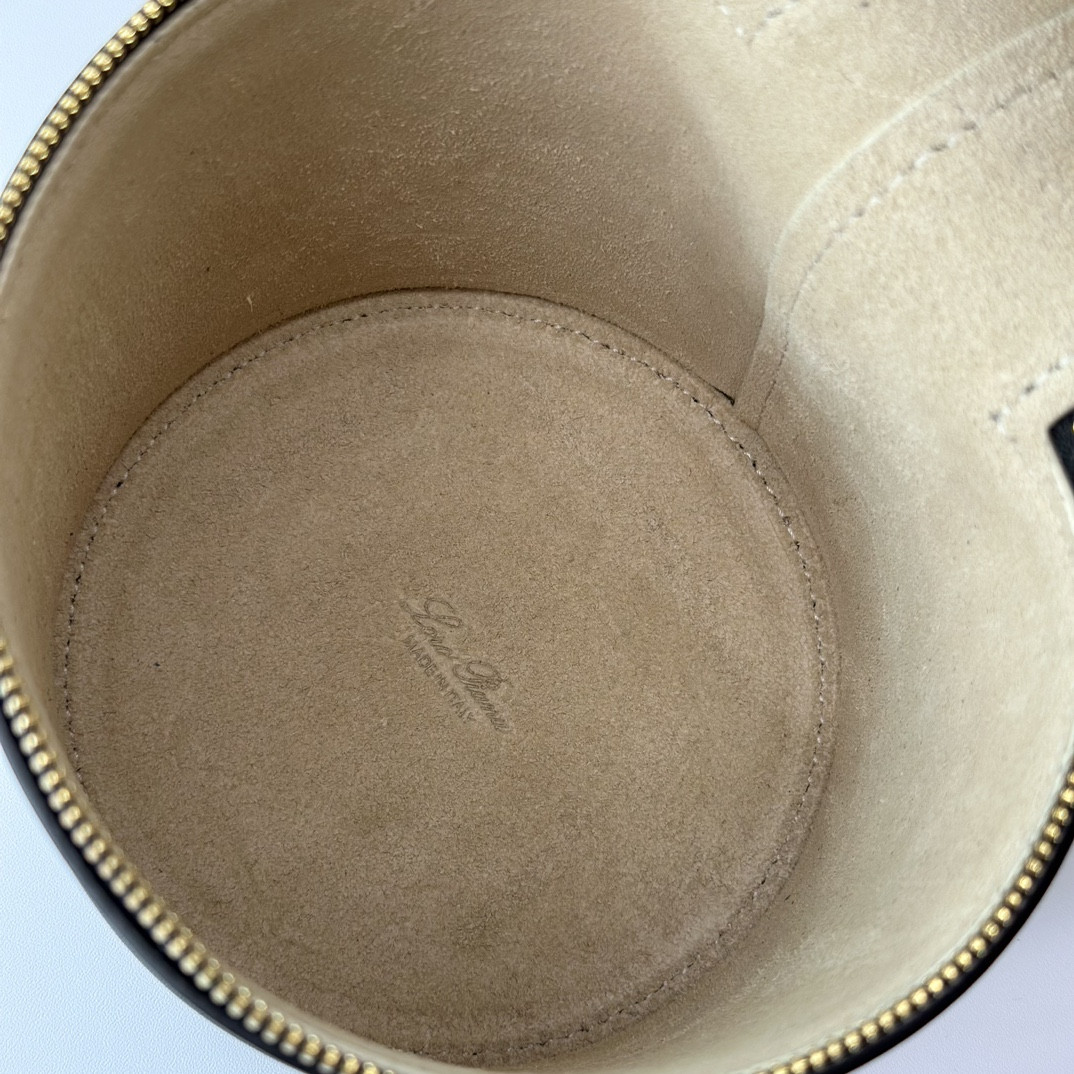 L**o p*ana Extra Case Smooth Calfskin 12 x16 x12cm