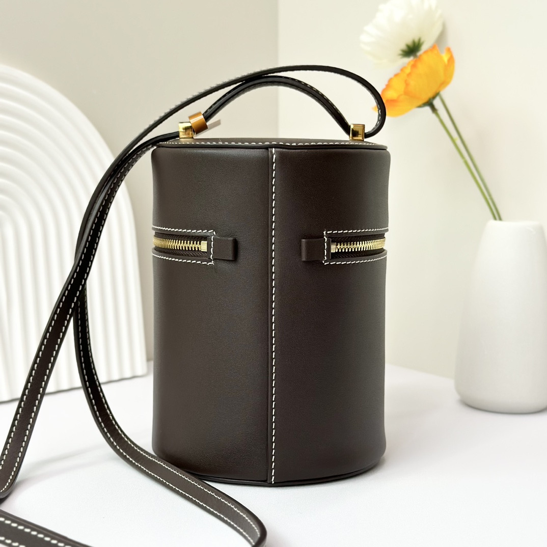 L**o p*ana Extra Case Smooth Calfskin 12 x16 x12cm