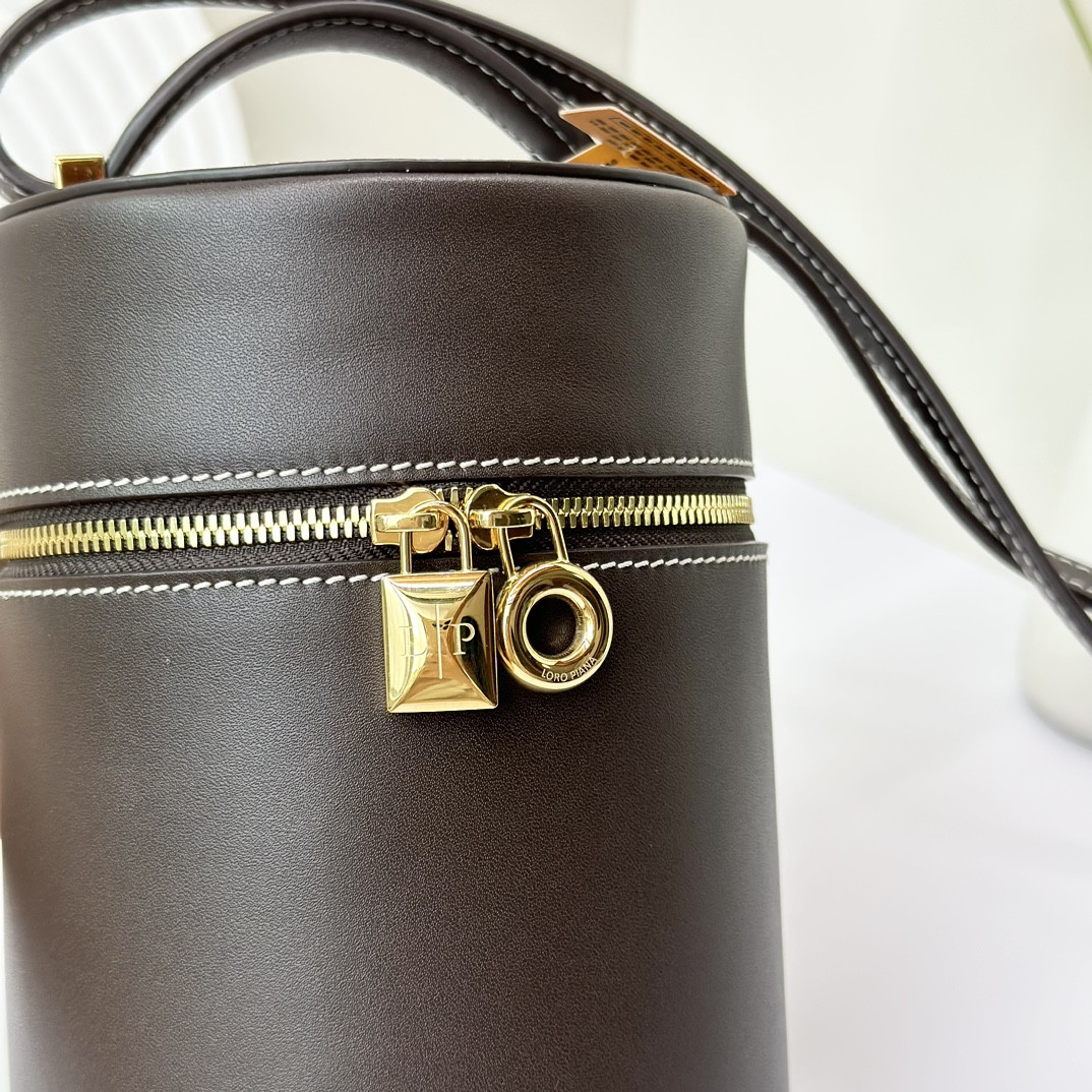 L**o p*ana Extra Case Smooth Calfskin 12 x16 x12cm