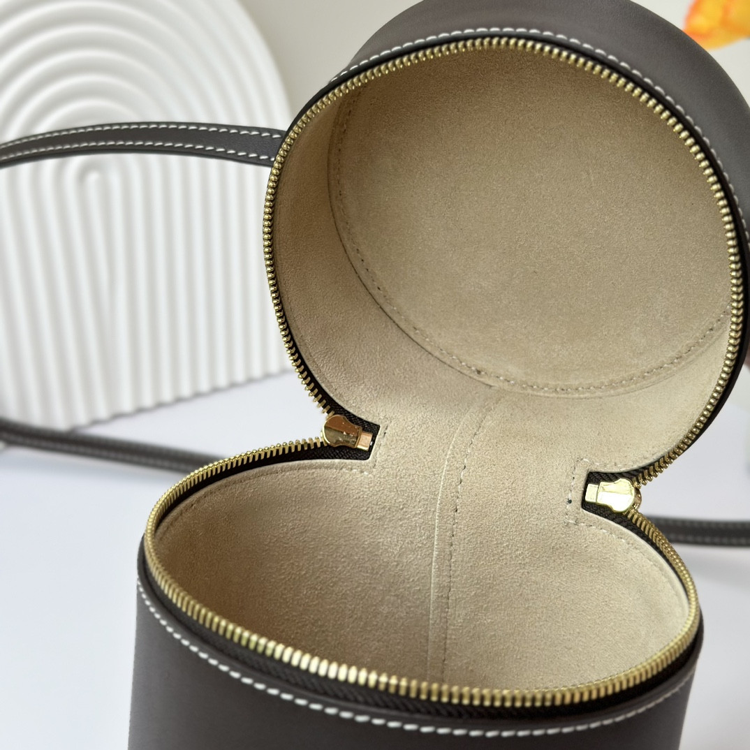 L**o p*ana Extra Case Smooth Calfskin 12 x16 x12cm