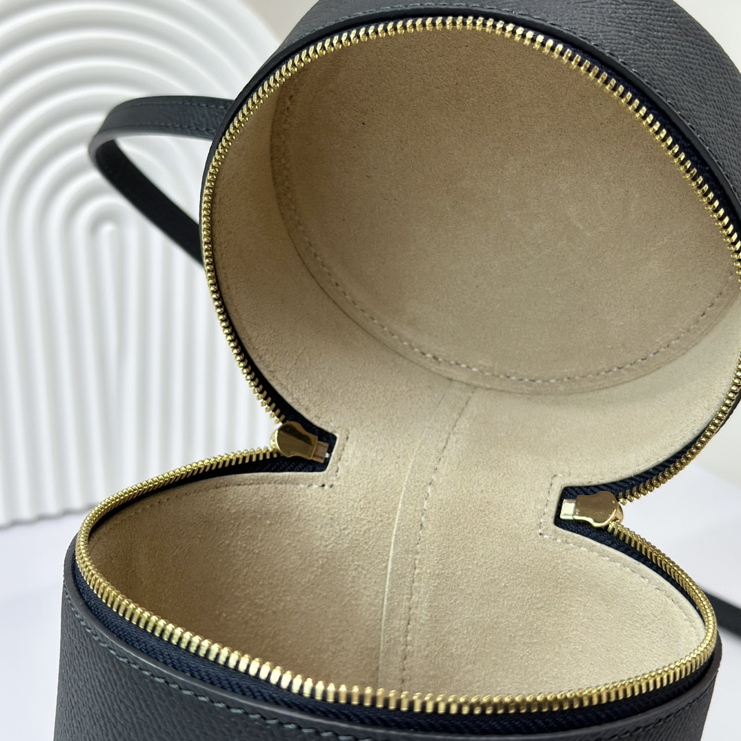 L**o p*ana Extra Case Textured Calfskin 12 x16 x12cm