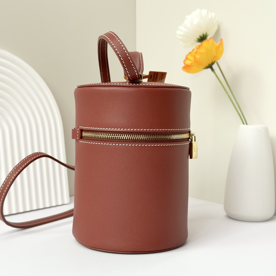 L**o p*ana Extra Case Smooth Calfskin 12 x16 x12cm