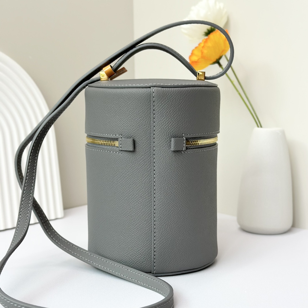 L**o p*ana Extra Case Textured Calfskin 12 x16 x12cm