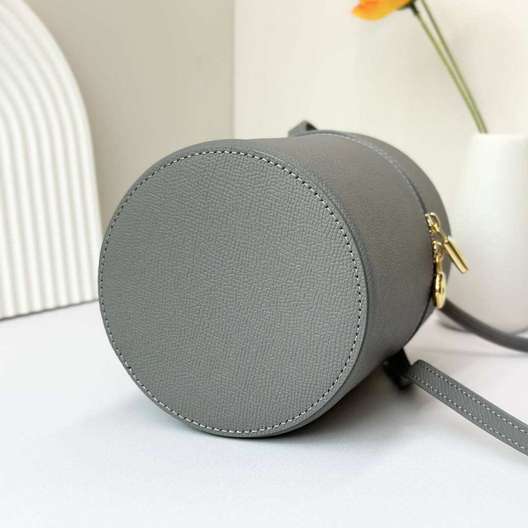 L**o p*ana Extra Case Textured Calfskin 12 x16 x12cm