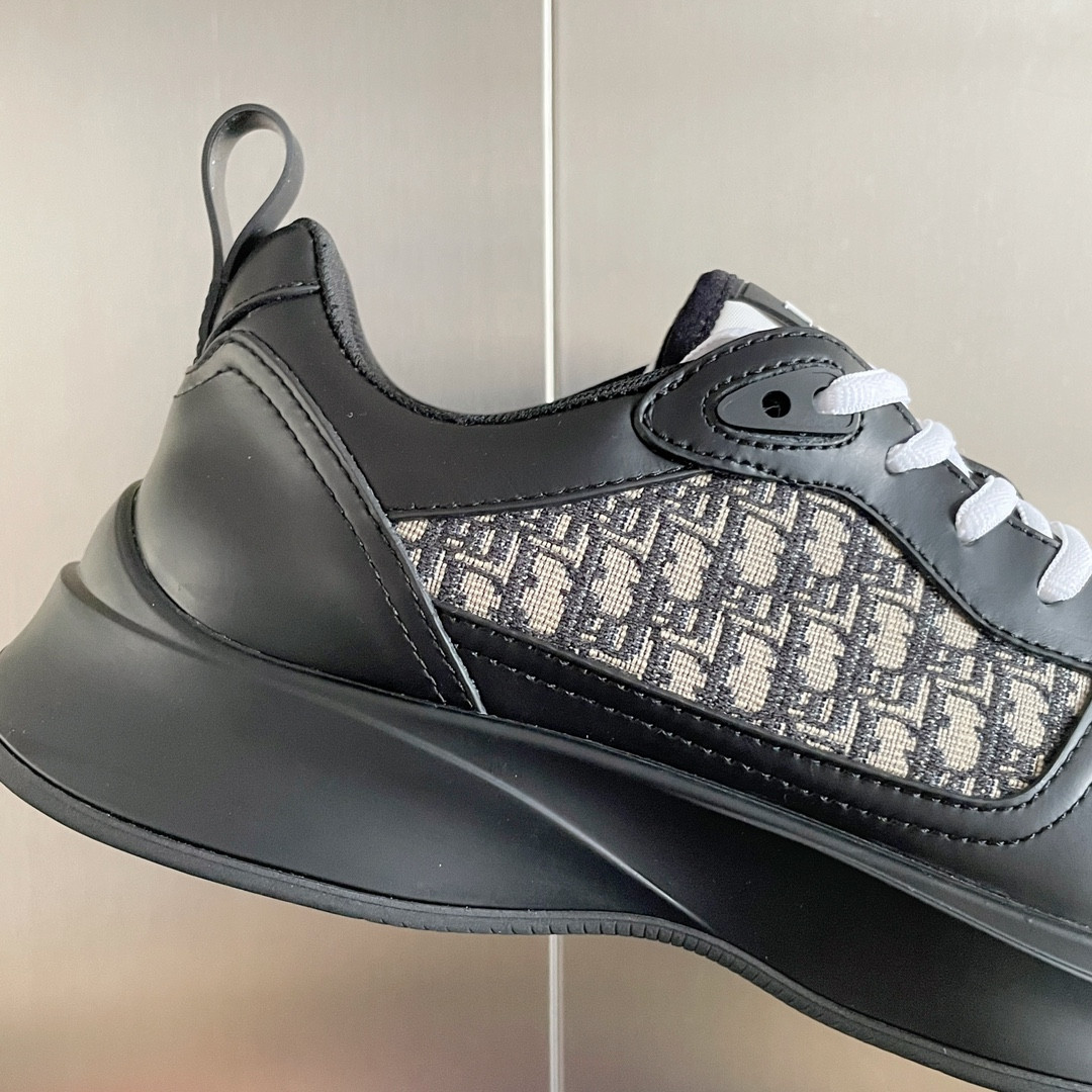 UA D*0r B25 Runner Sneaker