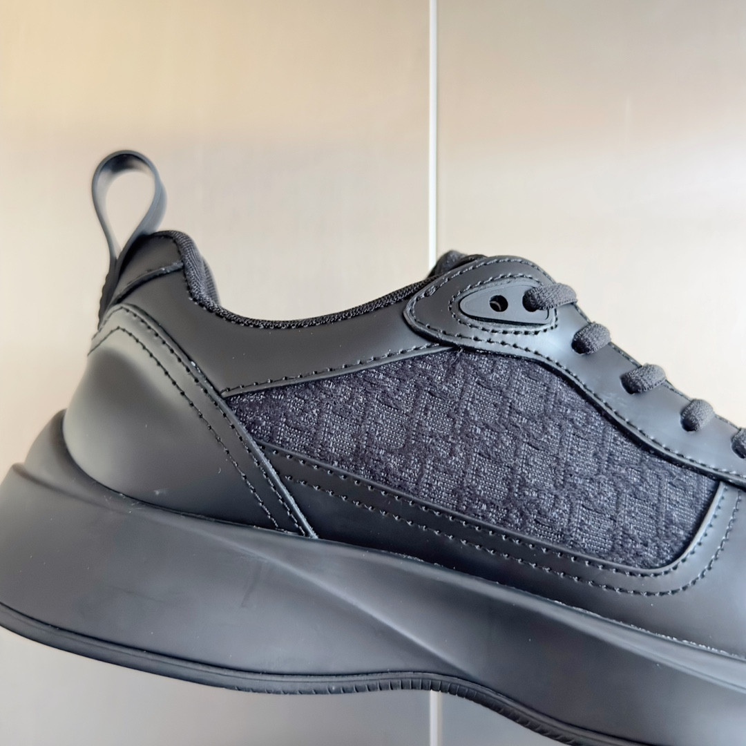 UA D*0r B25 Runner Sneaker