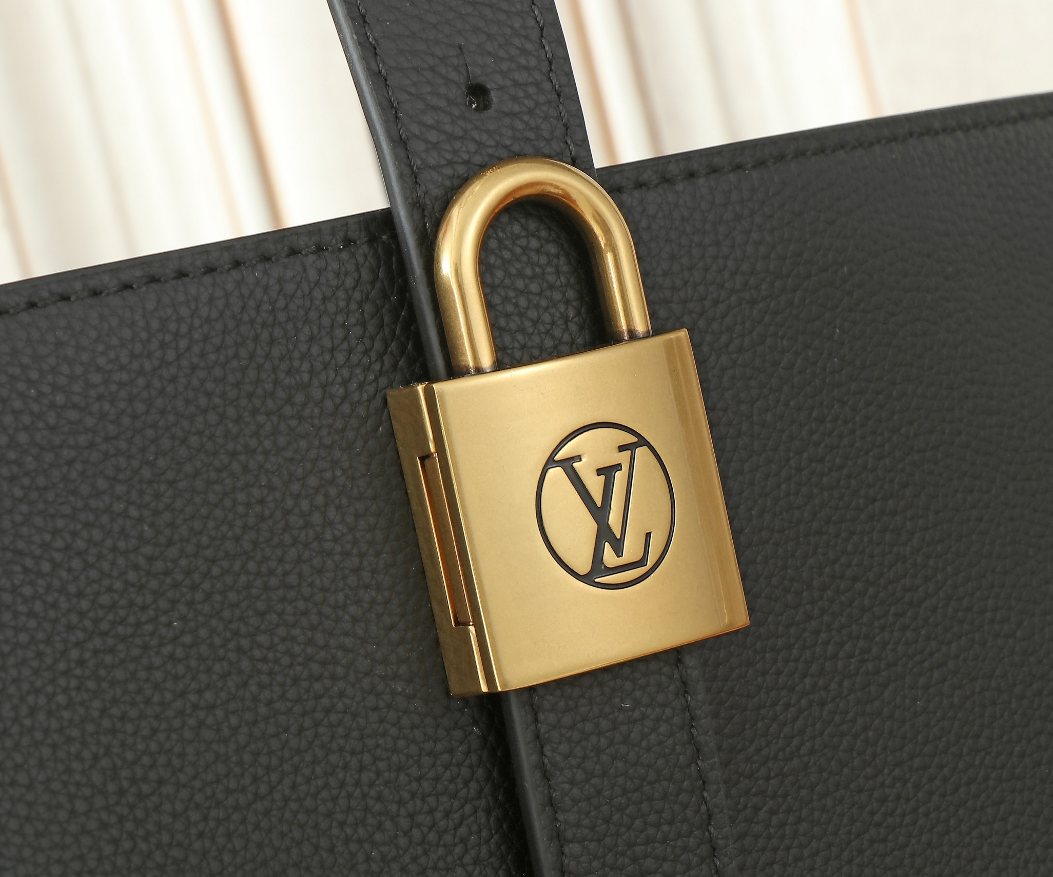 LV Low Key Cabas MM M25341 47x30x14cm