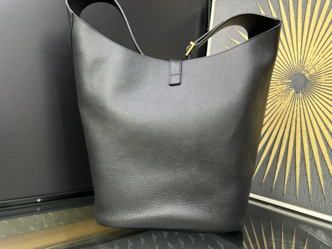 Y*L LE 5 À 7 hobo in grained leather 26x31.5x13.5cm