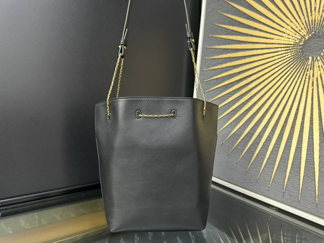 Y*L POCHON in lambskin 20x24x3cm