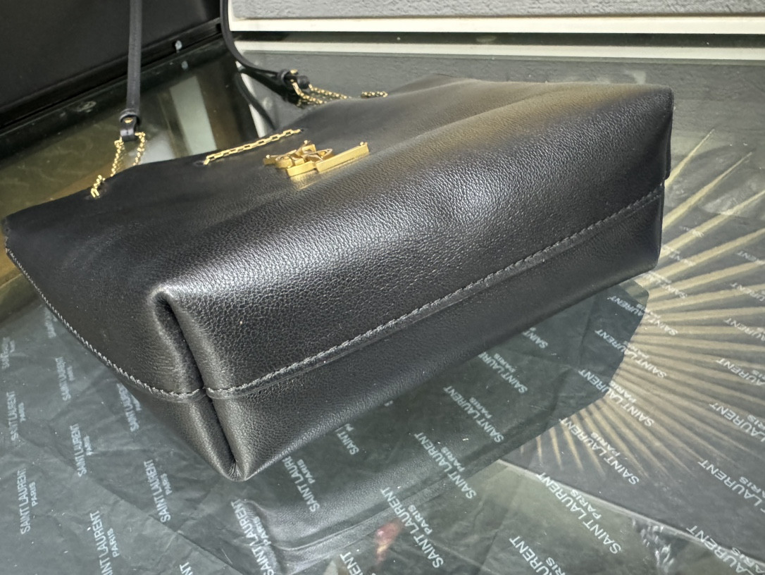 Y*L POCHON in lambskin 20x24x3cm