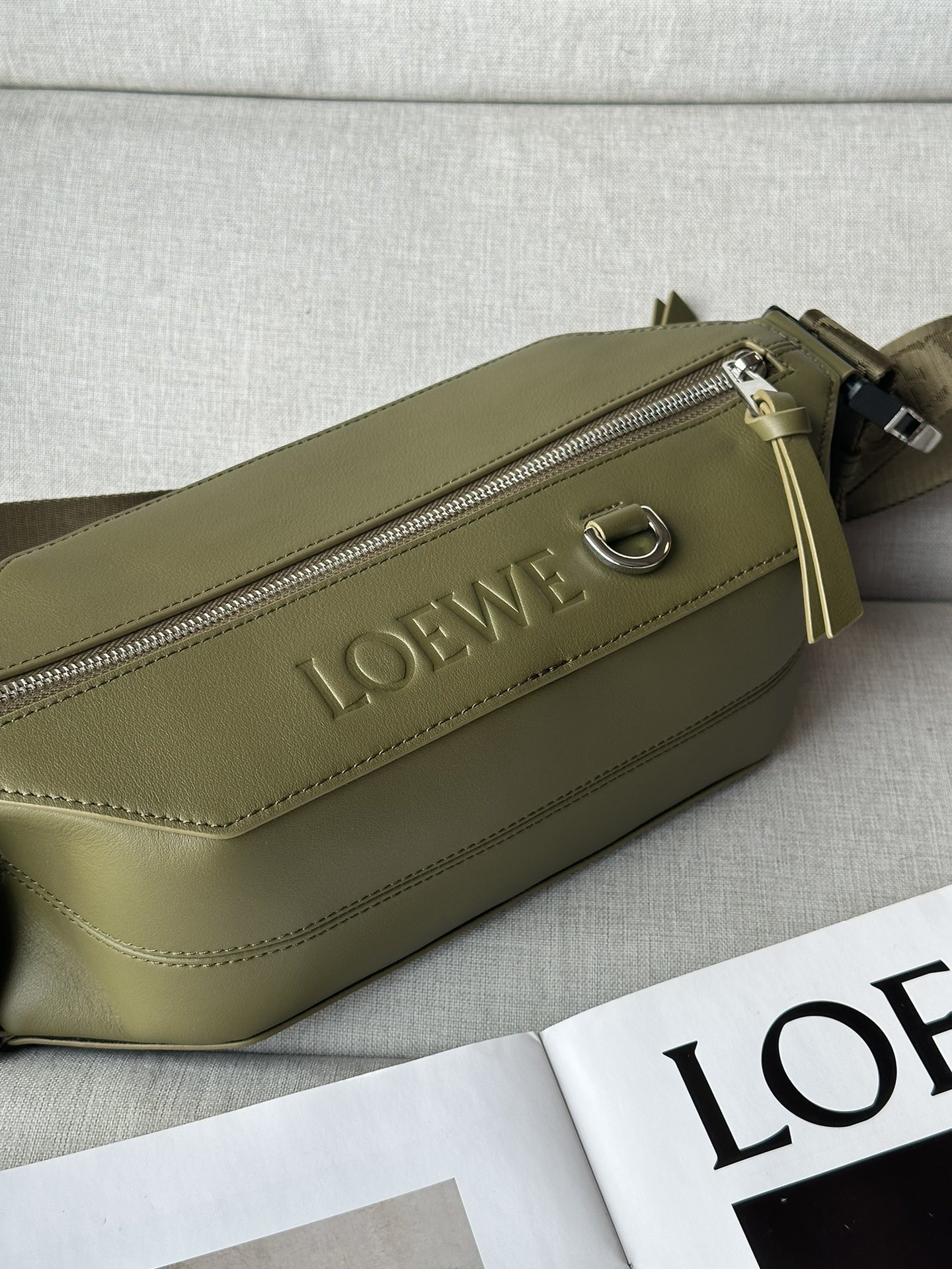 L0ew* Convertible sling in classic calfskin 32.5x9x12.3cm