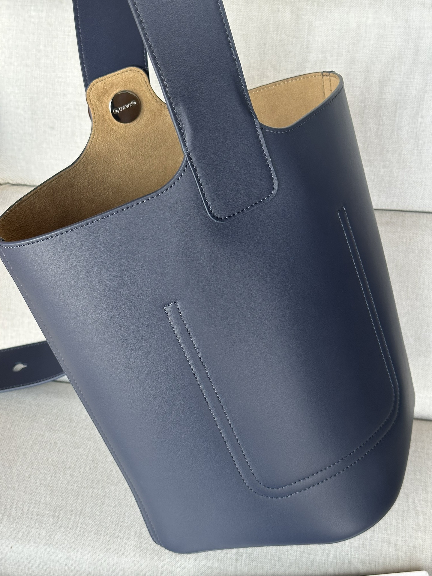 L0ew* Medium Pebble bucket in mellow calfskin 24.5x23.5x28cm
