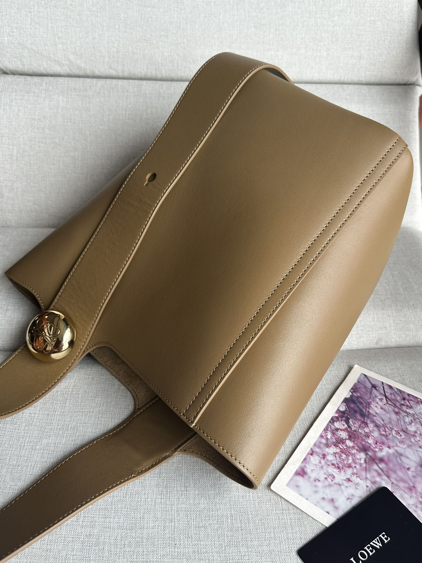 L0ew* Medium Pebble bucket in mellow calfskin 24.5x23.5x28cm