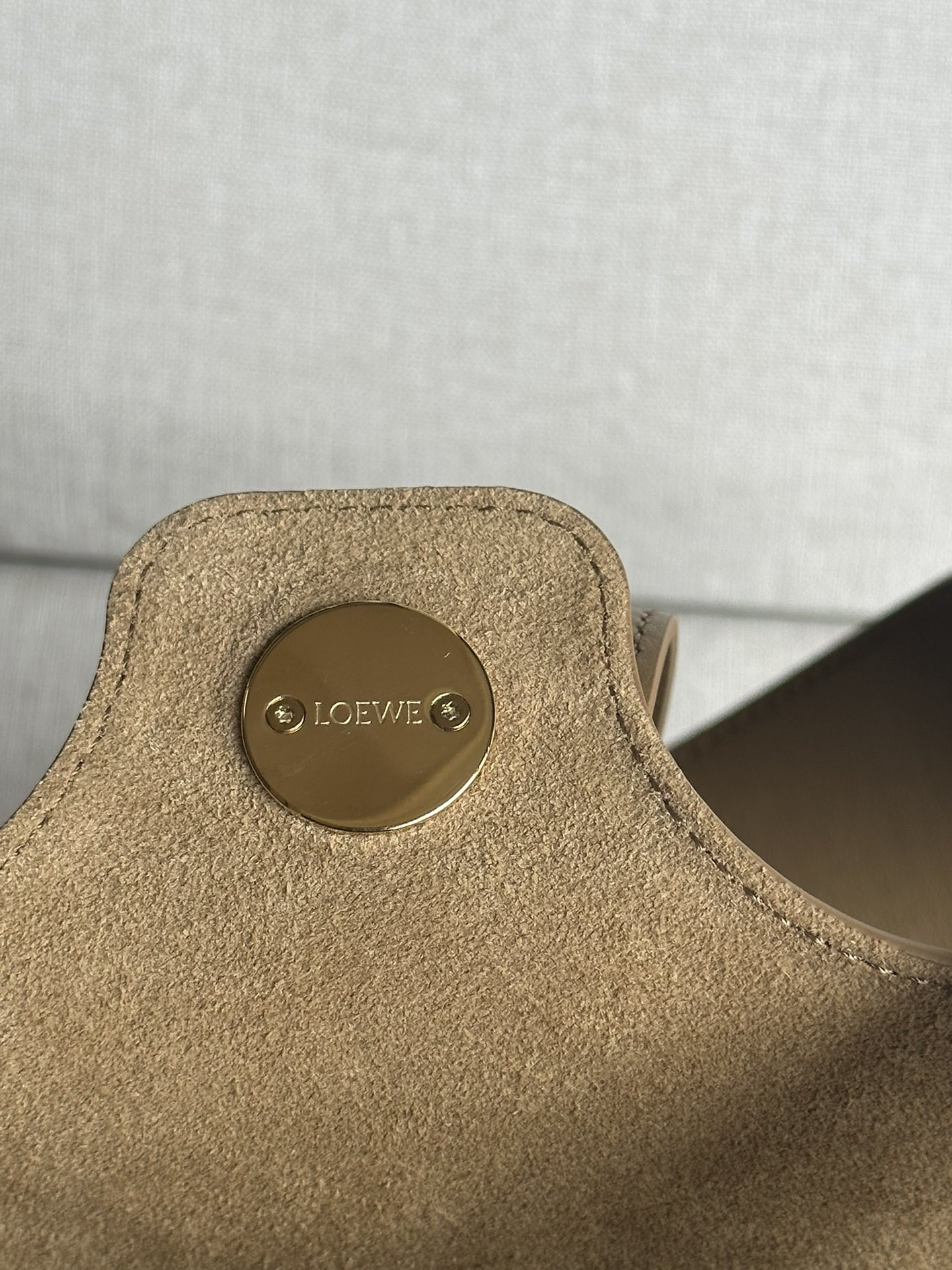 L0ew* Medium Pebble bucket in mellow calfskin 24.5x23.5x28cm