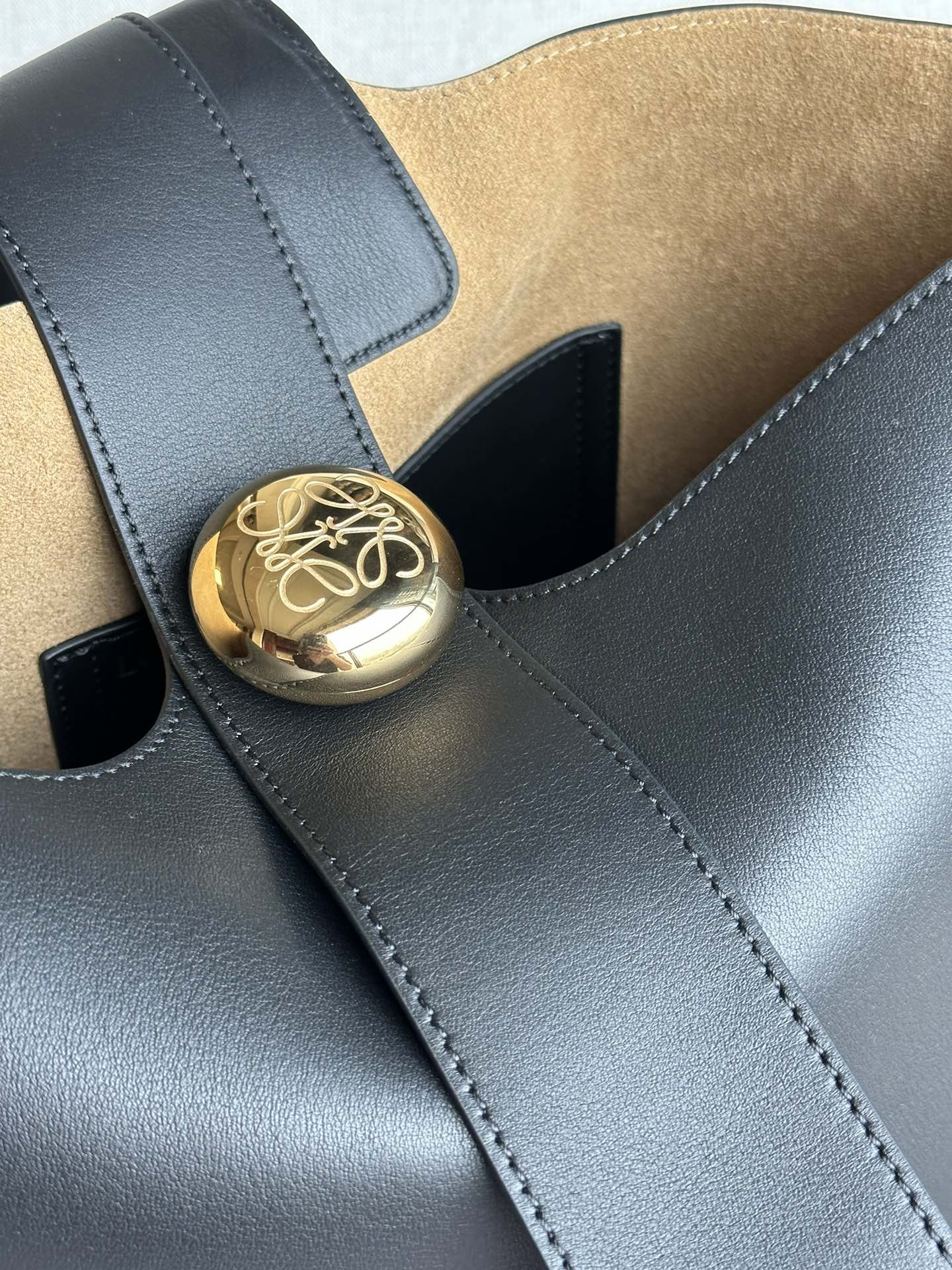 L0ew* Medium Pebble bucket in mellow calfskin 24.5x23.5x28cm