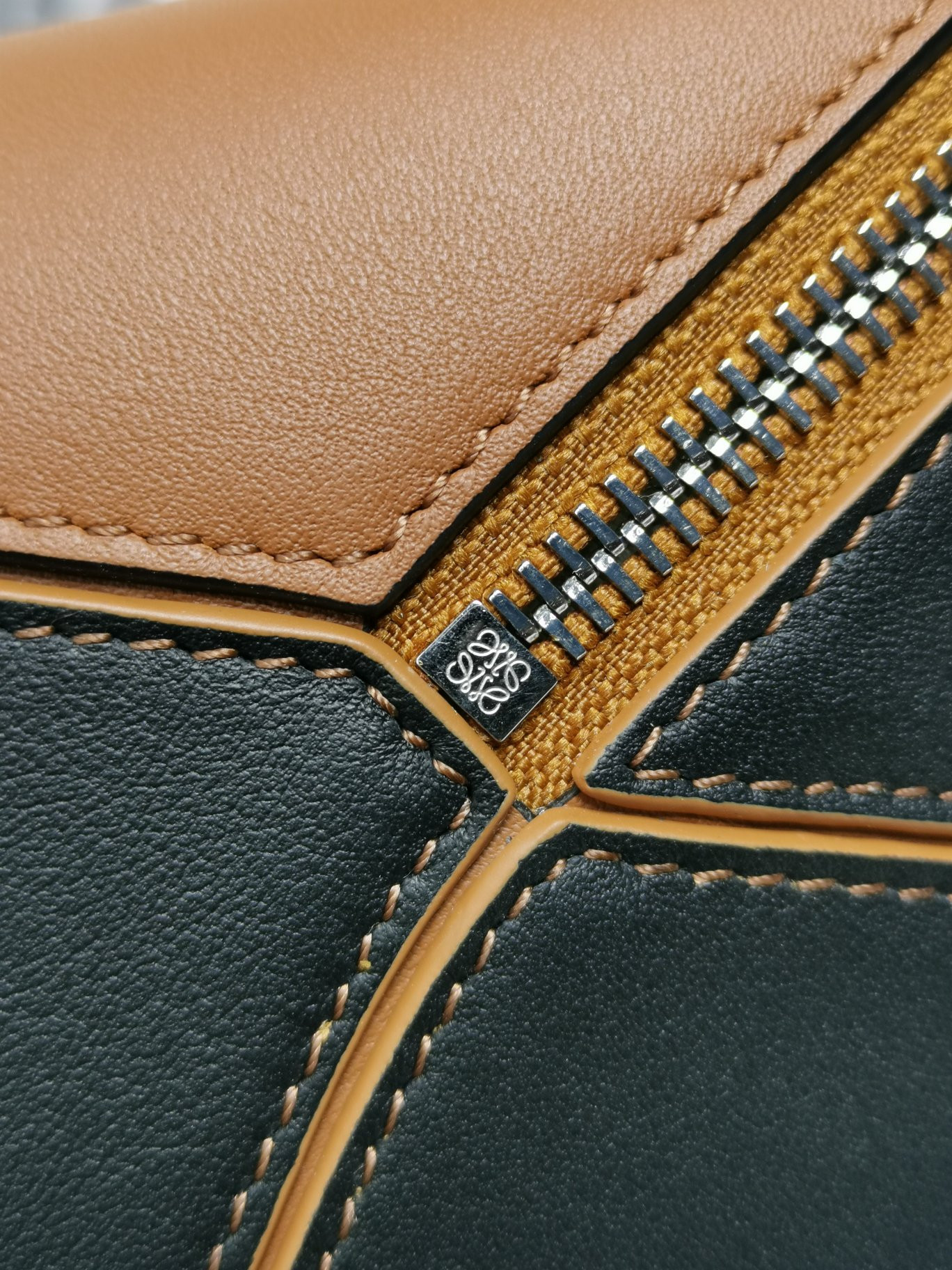 L0ew* Small Puzzle bag in classic calfskin 24x10.5x16.5cm