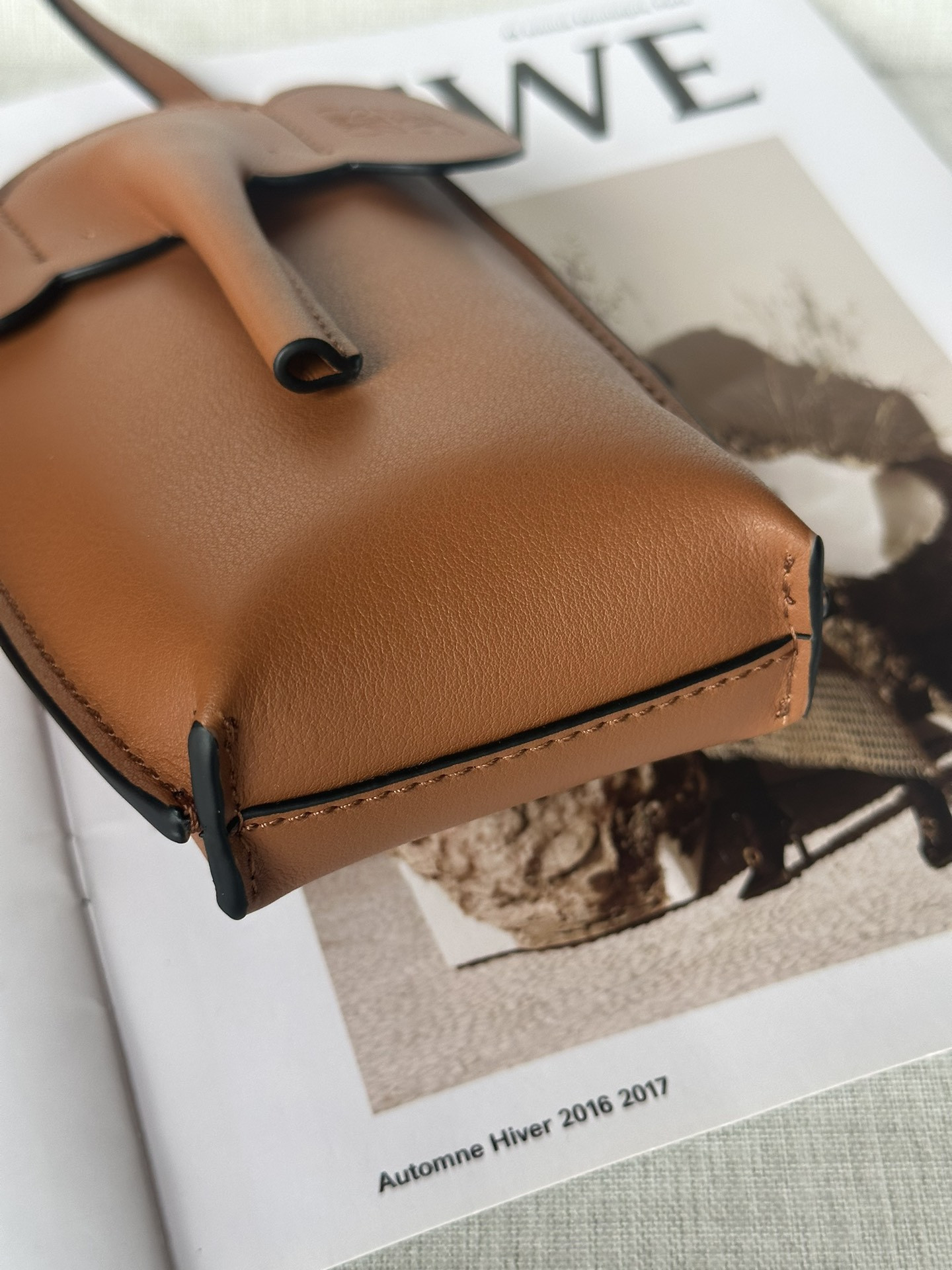 L0ew* Elephant Pocket in classic calfskin 18x8x4cm