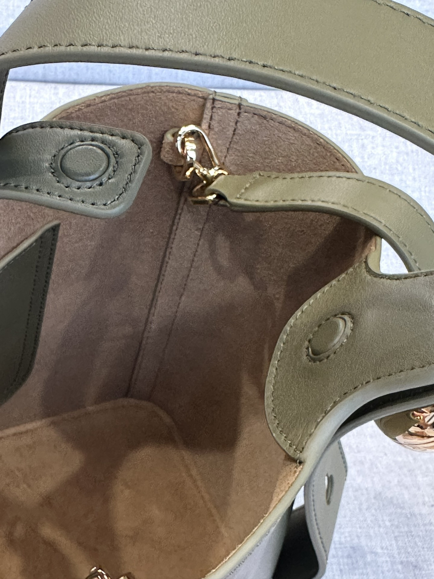 L0ew* Mini Pebble bucket in mellow calfskin 19.5x16x16cm