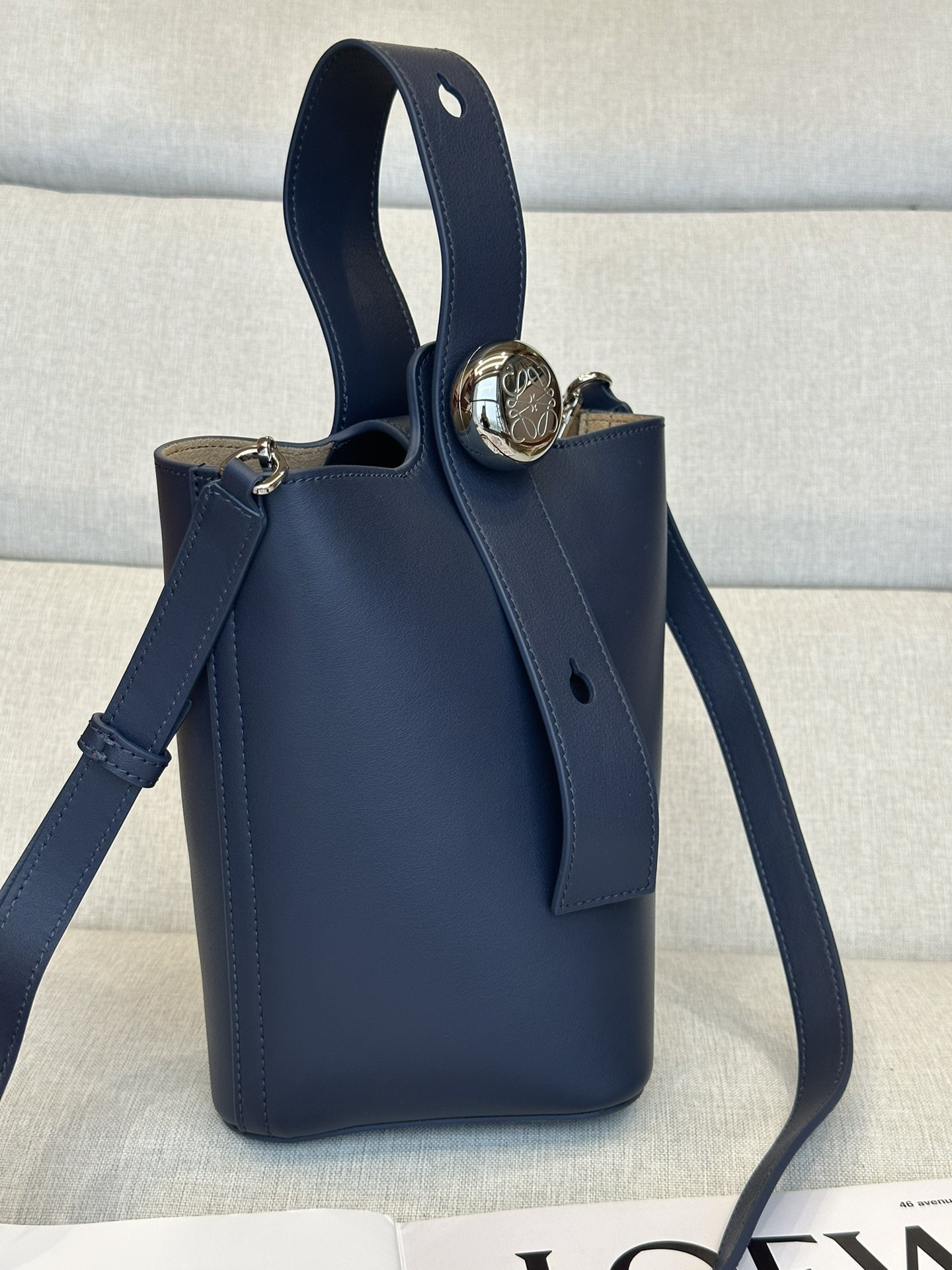 L0ew* Mini Pebble bucket in mellow calfskin 19.5x16x16cm