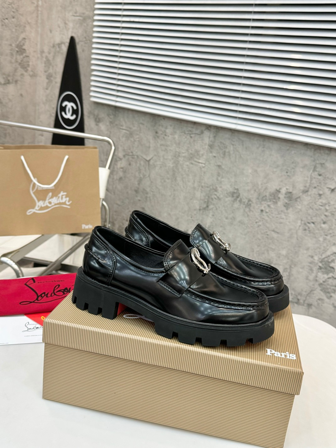 UA Ch**an Louboutin(CL) logo design,the latest runway version of the red-soled shoes