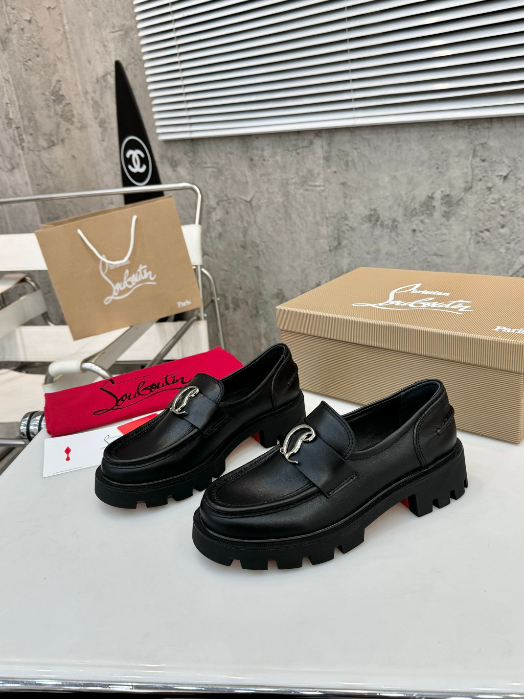 UA Ch**an Louboutin(CL) logo design,the latest runway version of the red-soled shoes