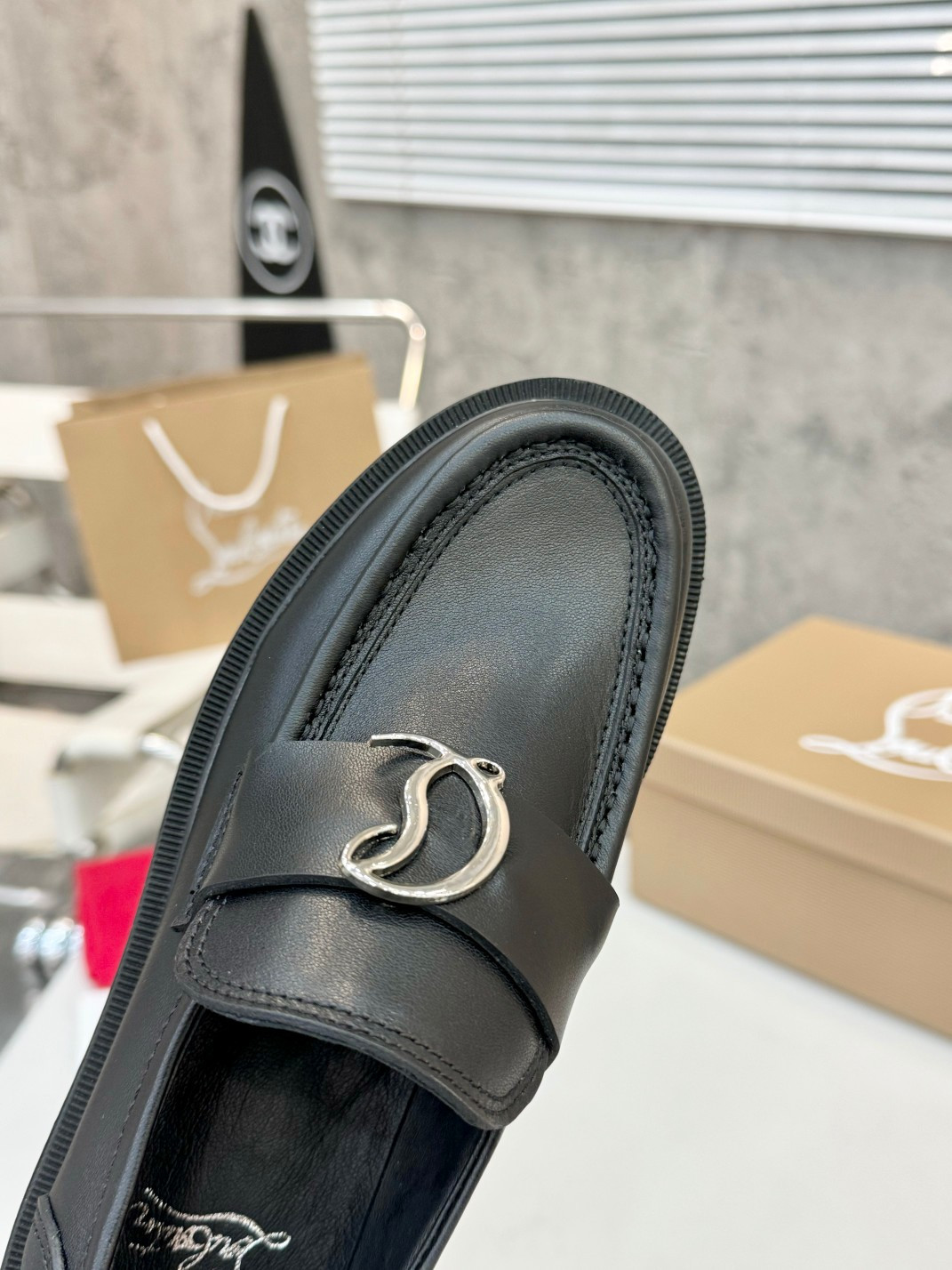 UA Ch**an Louboutin(CL) logo design,the latest runway version of the red-soled shoes