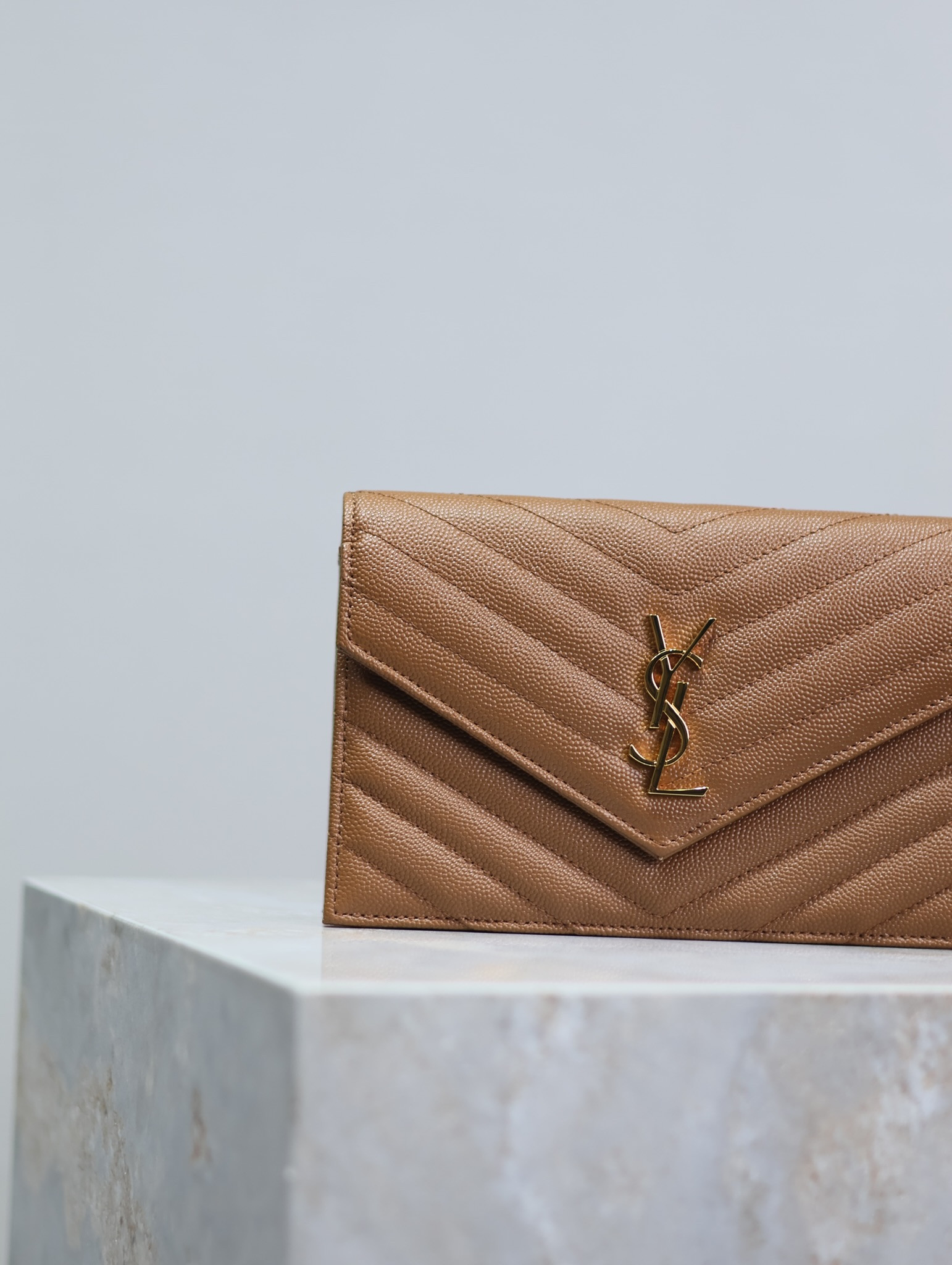 Y*L Cassandra WOC envelope chain wallet in grained poudre leather 19 x 12.5 x 3.5 cm