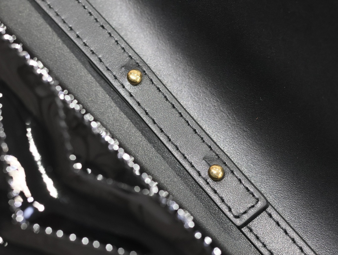 Y*L Cassandra Monogram Classic Chain Wallet in patent leather 22.5 x 14 x 4cm