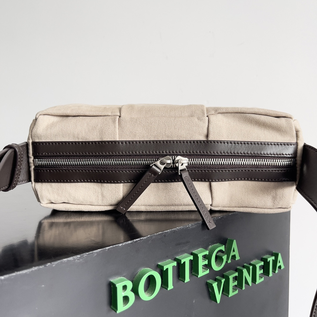 Bo*te*ga Ve*ne*ta Medium Arco Camera Bag  19x27x9cm
