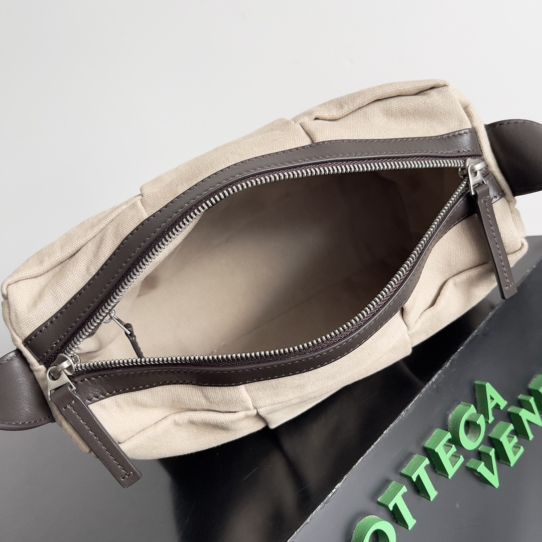 Bo*te*ga Ve*ne*ta Medium Arco Camera Bag  19x27x9cm