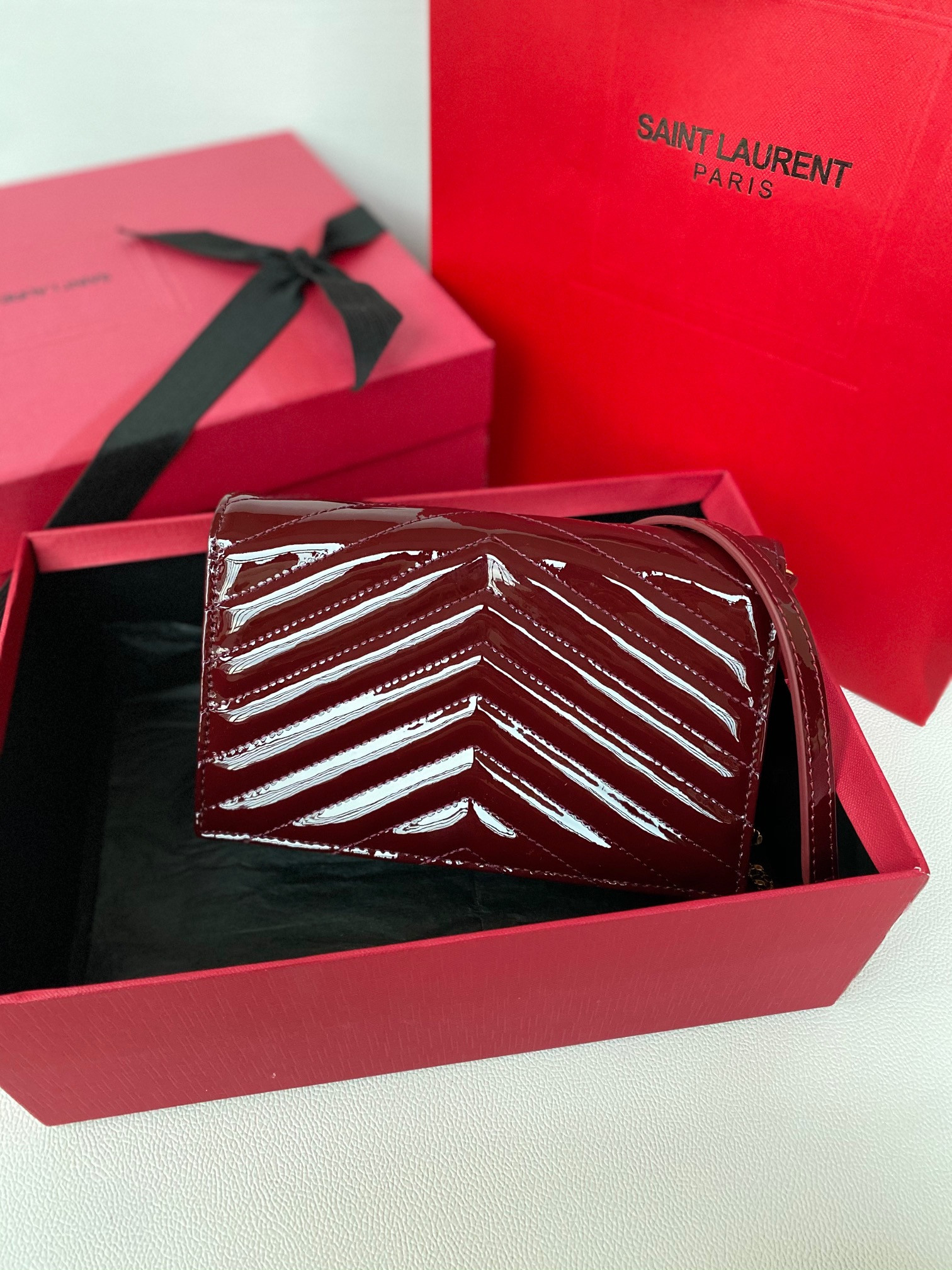 Y*L WOC CASSANDRE envelope chain wallet in patent leather 19x12.5x3.5cm