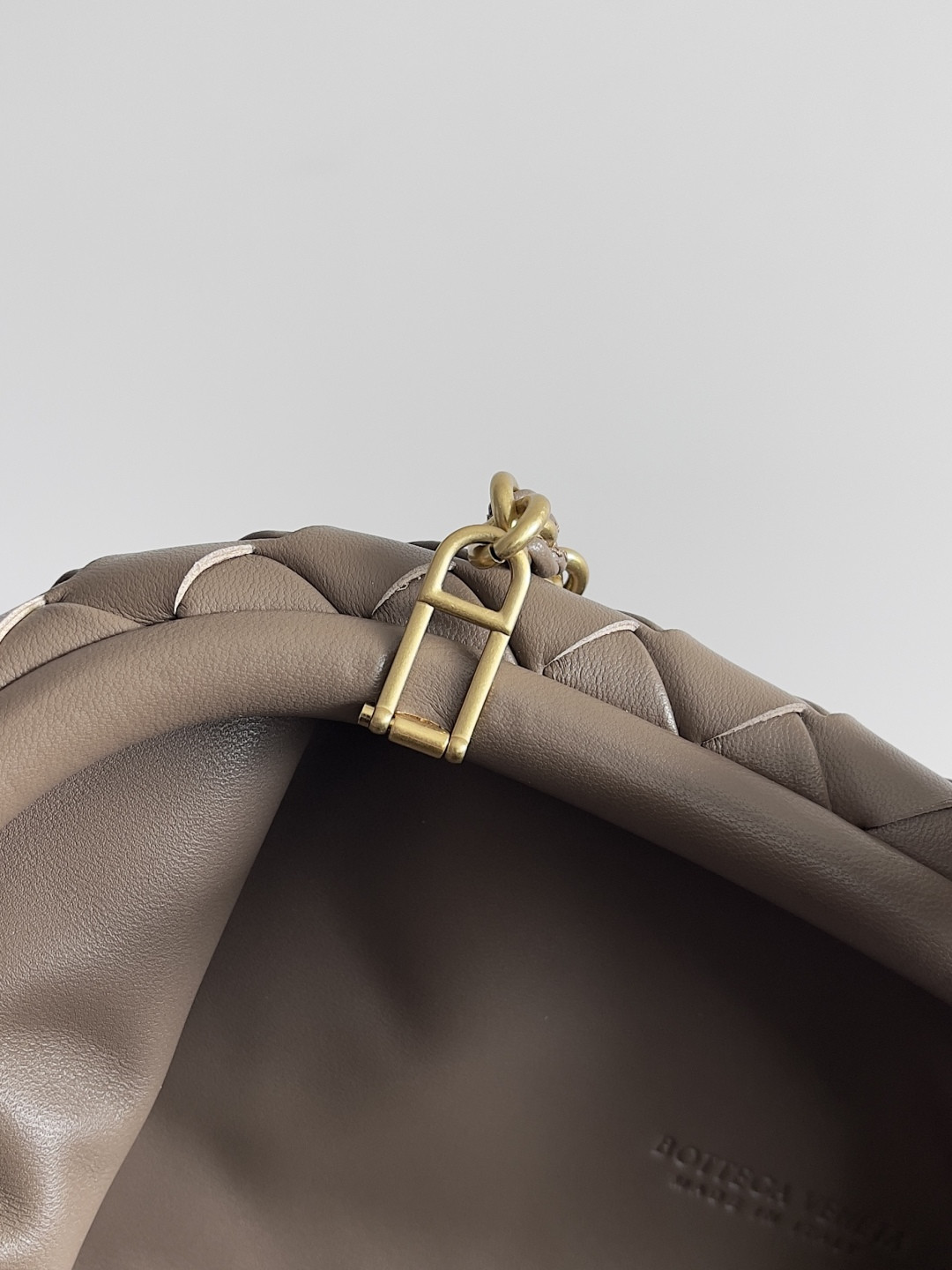 Bo*te*ga Ve*ne*ta  LAUREN  CLUTCH Andiamo Parachute  31x16.5x11cm