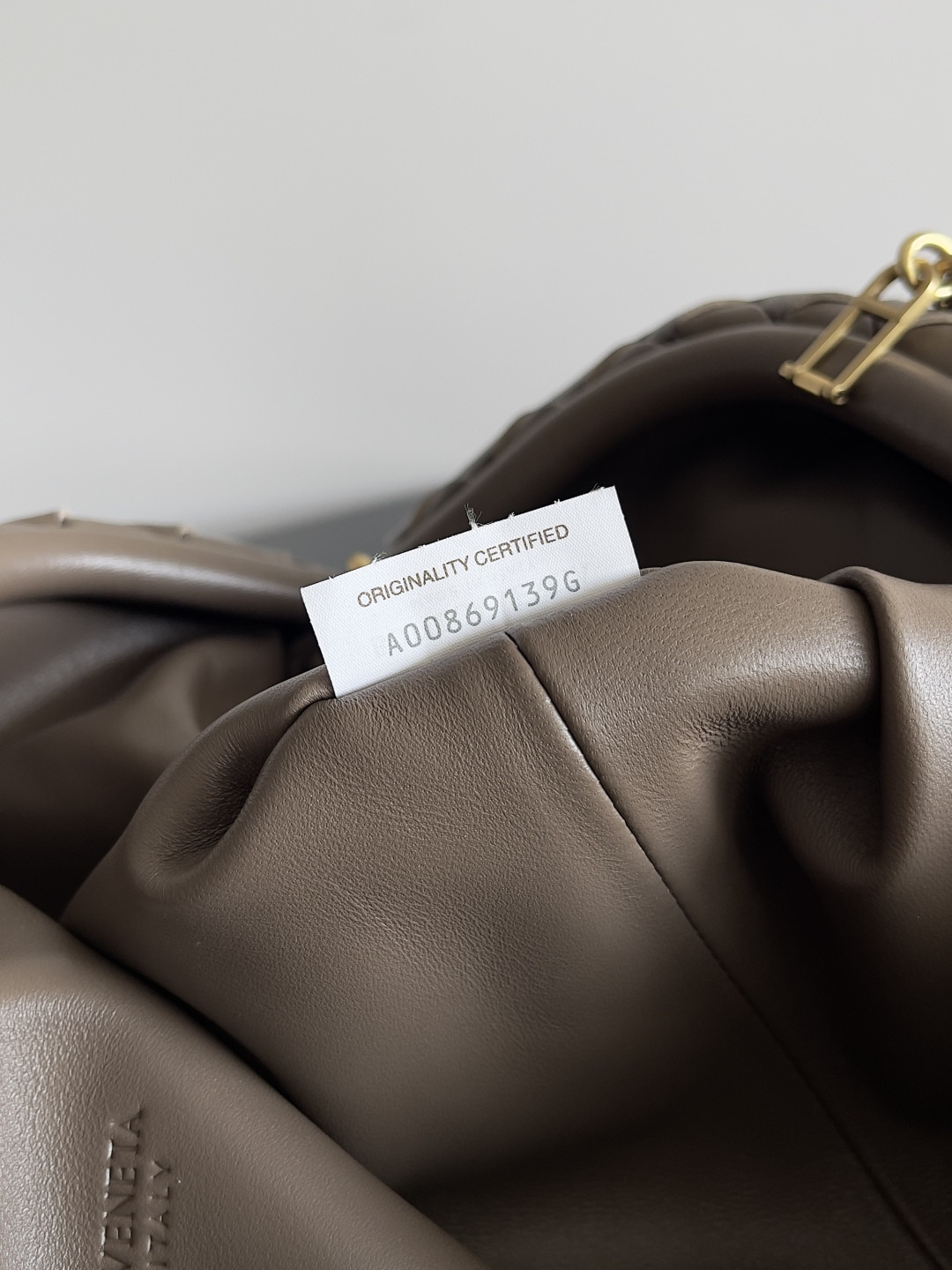 Bo*te*ga Ve*ne*ta  LAUREN  CLUTCH Andiamo Parachute  31x16.5x11cm