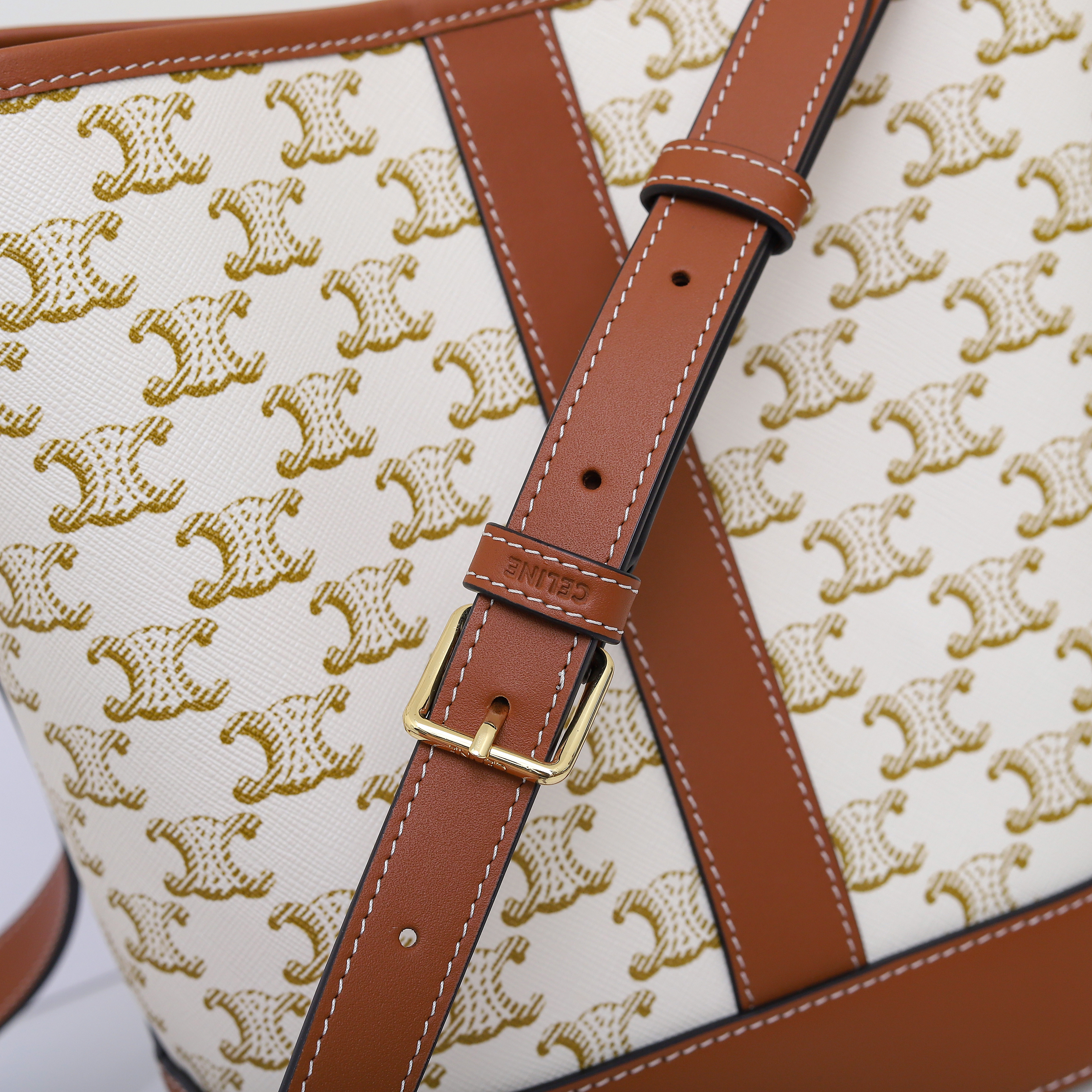 Ce**e SMALL BUCKET IN TRIOMPHE CANVAS AND CALFSKIN 191442 30x22x13cm