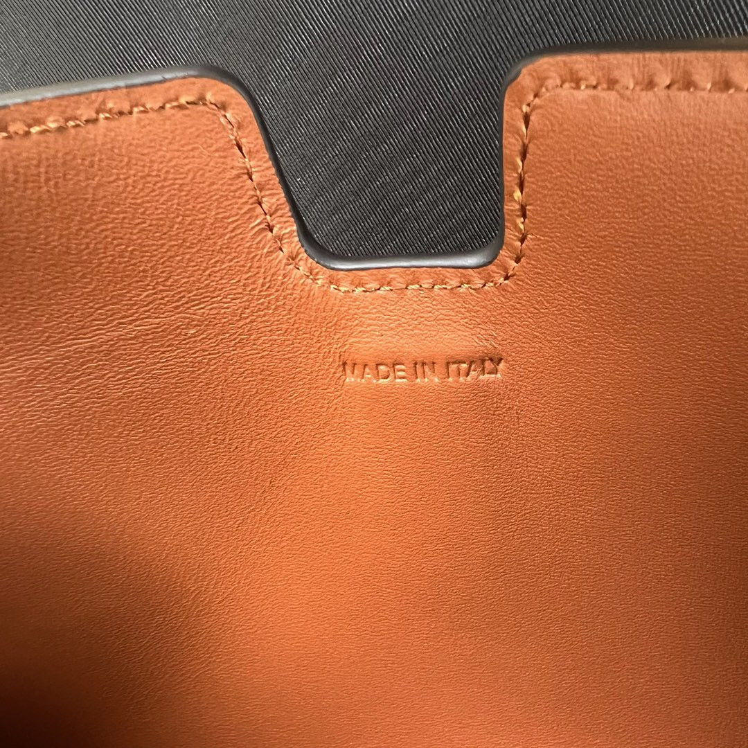 Ce**e 16 STRAP POCHETTE in IN S*pPLE GRAINED CALFSKIN 18.5 x 12 x 3 cm