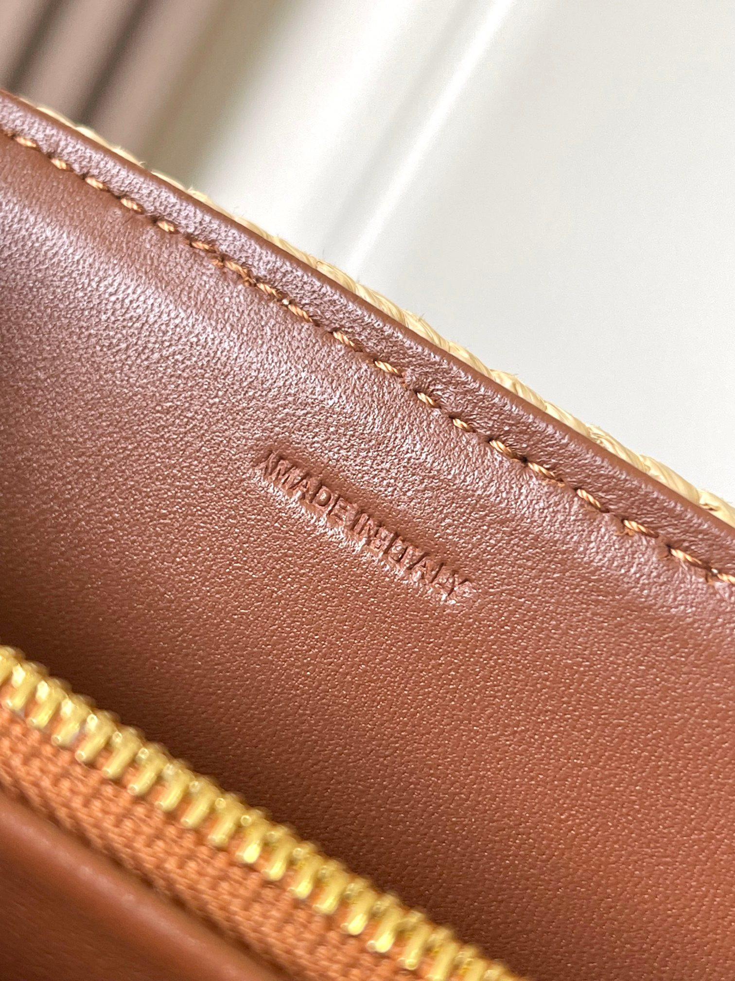 Ce**e Victoire Medium Bag IN RAFFIA WITH TRIOMPHE EMBROIDERIES 25x17x9cm