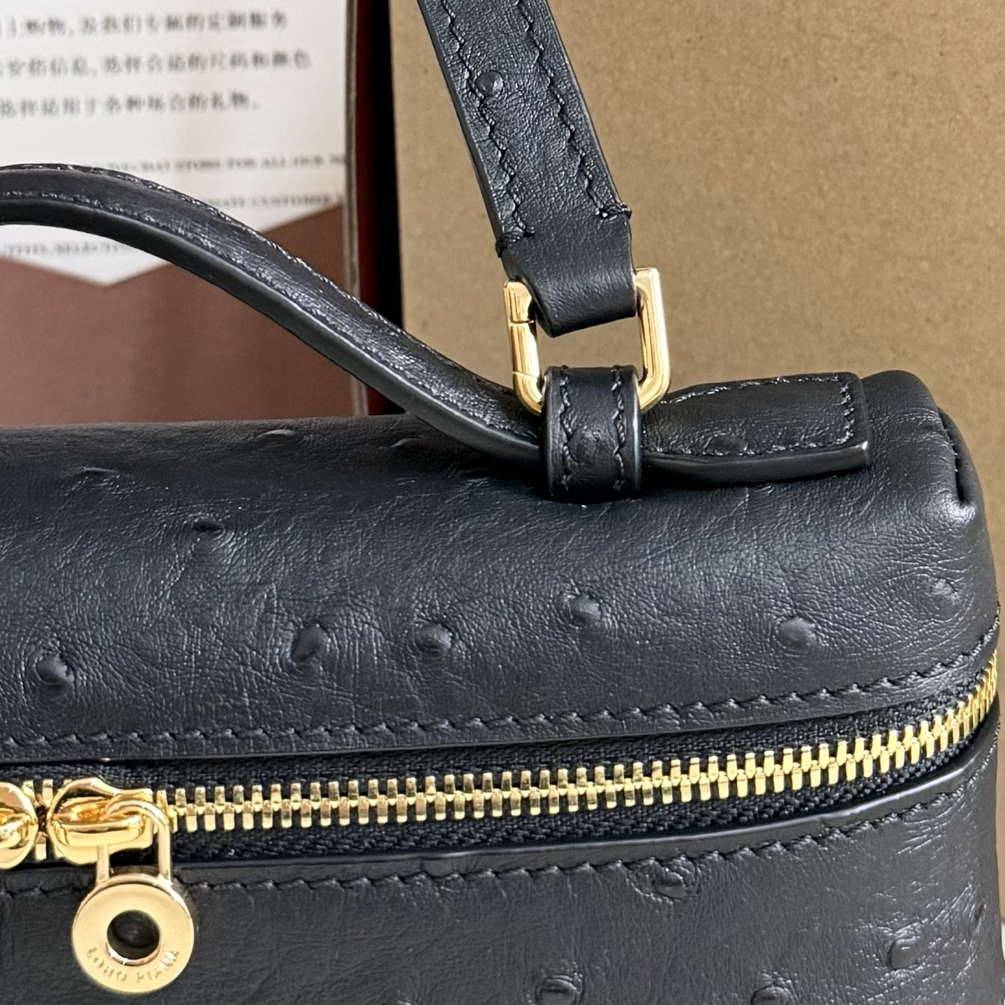 L**o p*ana Extra Pocket L19 Ostrich-grained Leather 11 x 19 x 6.5 cm