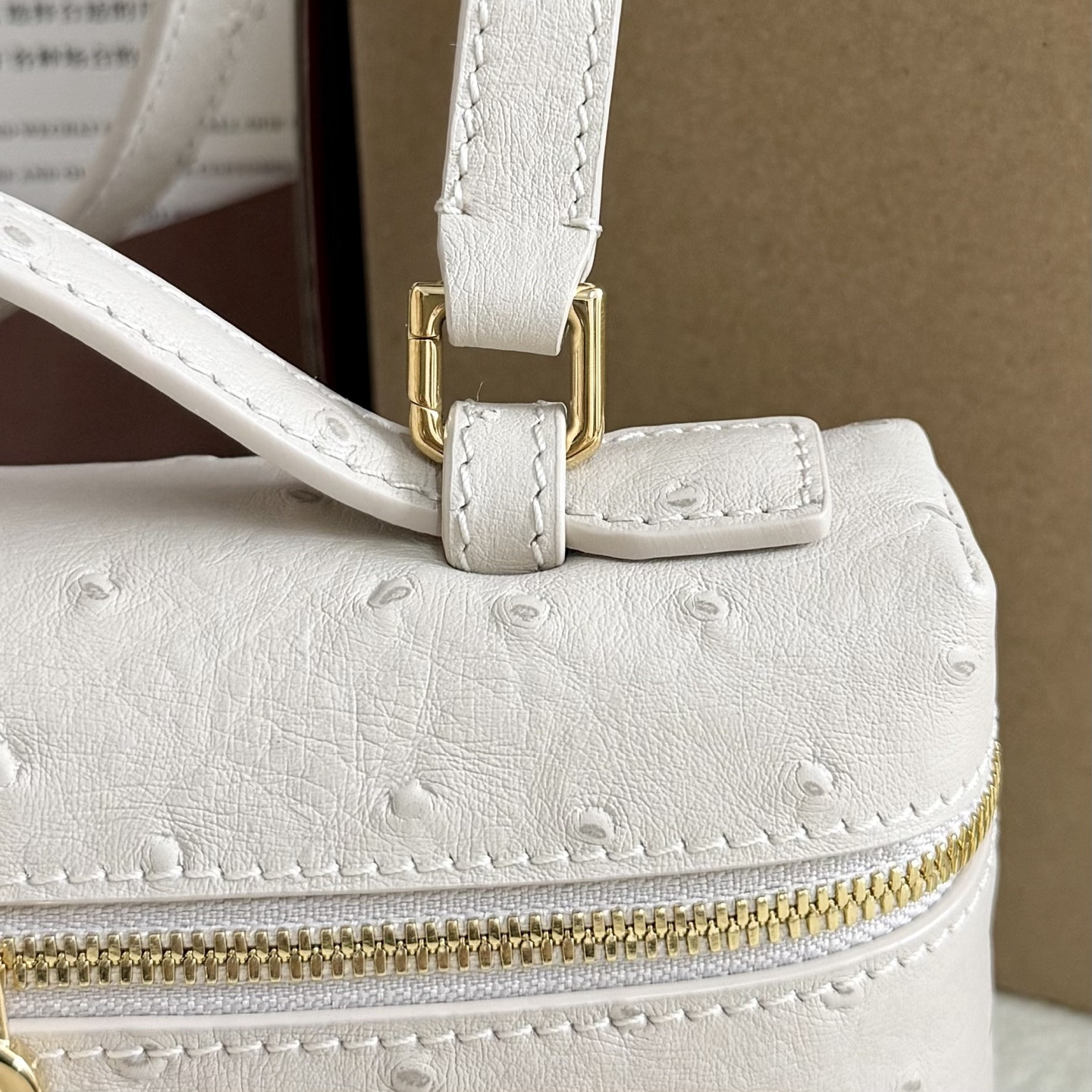 L**o p*ana Extra Pocket L19 Ostrich-grained Leather 11 x 19 x 6.5 cm