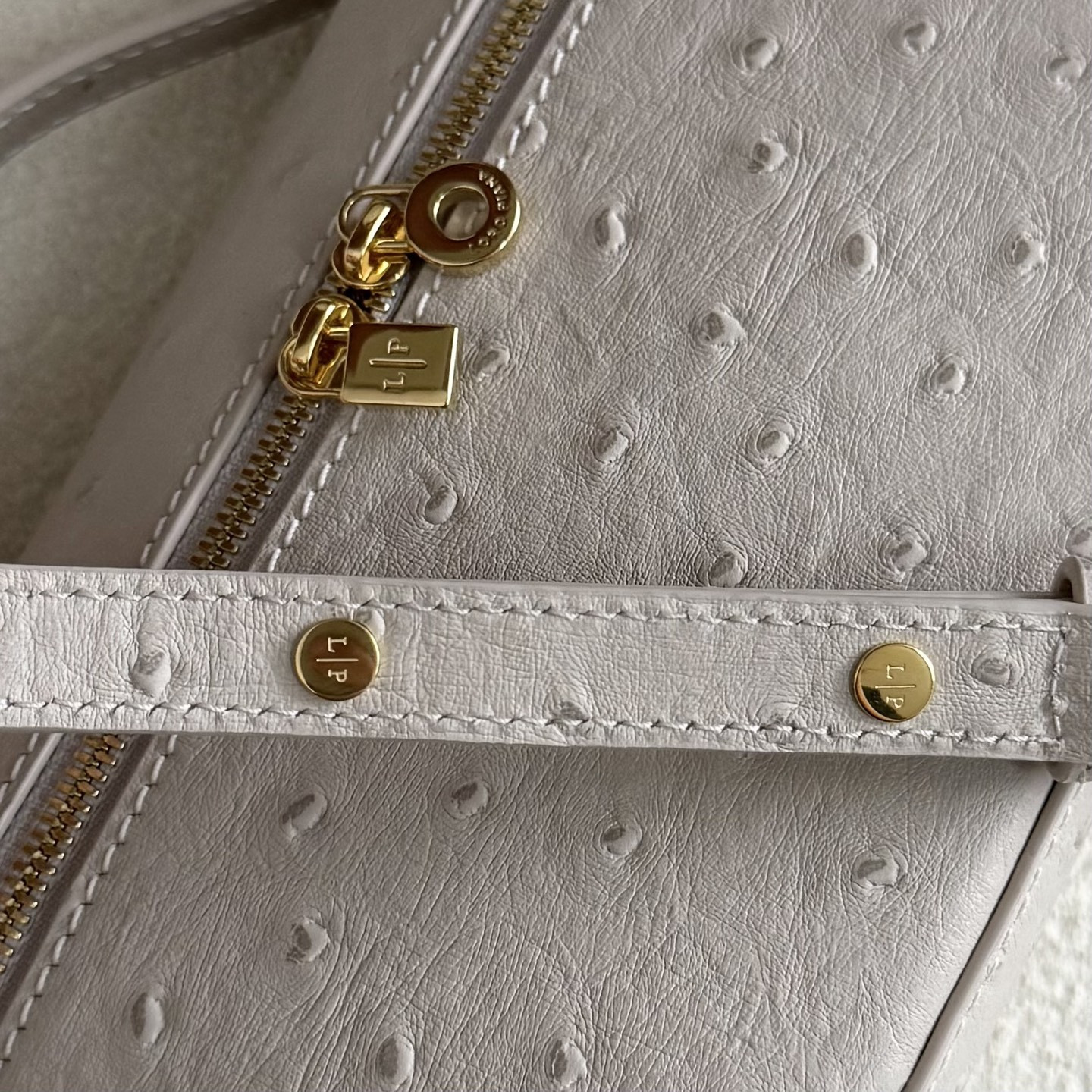 L**o p*ana Extra Pocket L19 Ostrich-grained Leather 11 x 19 x 6.5 cm