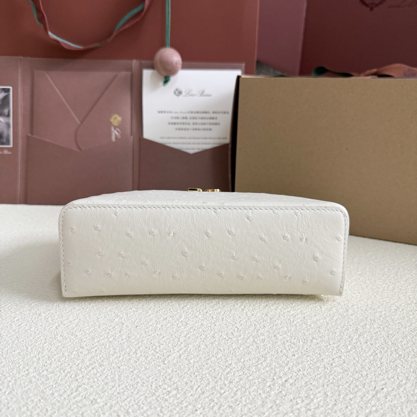 L**o p*ana Extra Pocket L19 Ostrich-grained Leather 11 x 19 x 6.5 cm